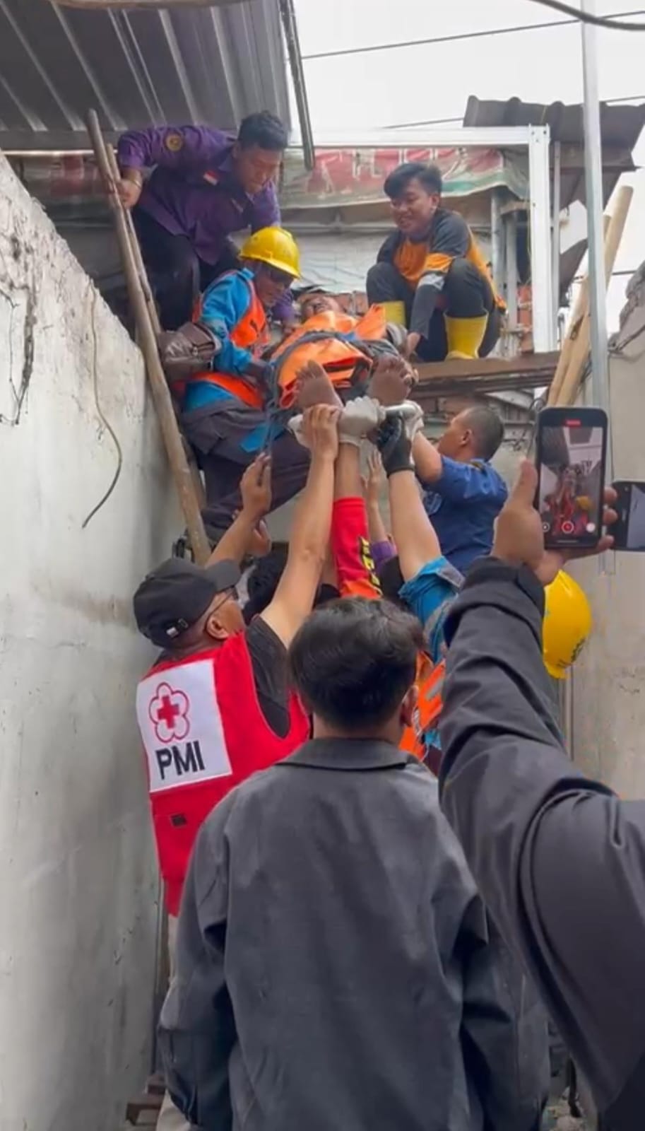 DRAMATIS: Tim gabungan melakukan proses evakuasi pekerja bangunan yang jadi korban tersengat arus listrik dari atap bangunan untuk dilarikan ke rumah sakit, Kamis (18/12).