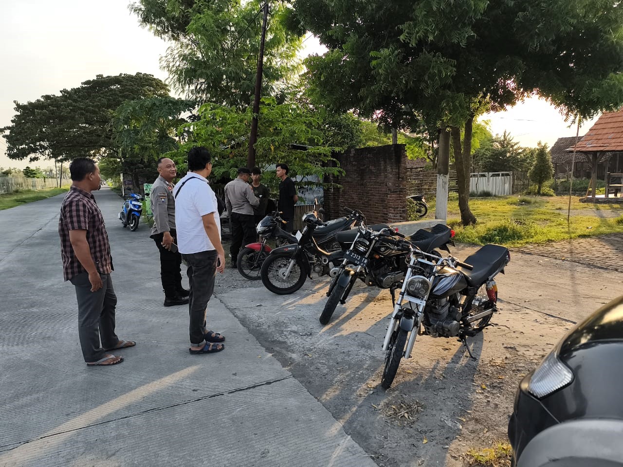 BARANG BUKTI: Petugas mengamankan sejumlah motor yang diduga terlibat aksi balap liar di Jalan Raya Desa Gembongan-Beratwetan, Kecamatan Gedeg, Rabu (17/12).