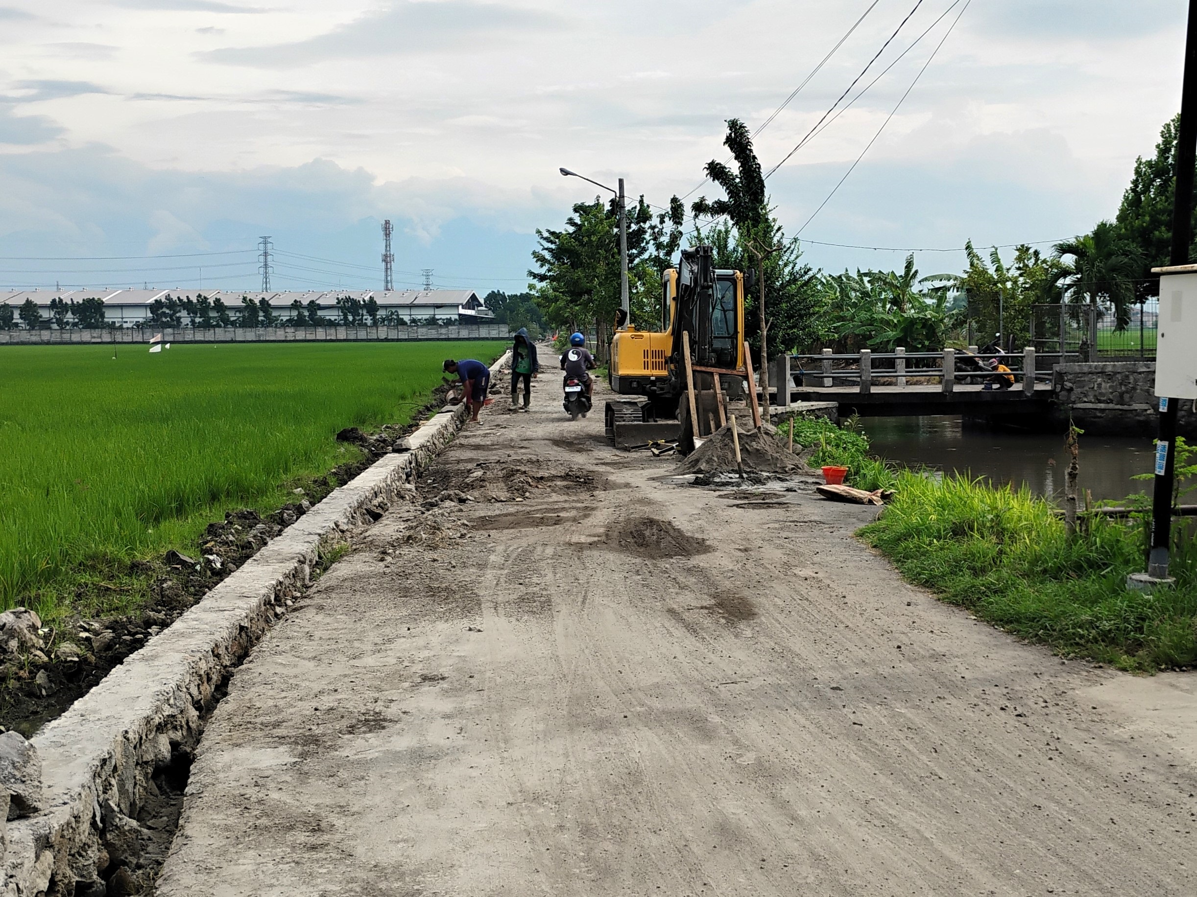 DIDANDANI: Sejumlah pekerja proyek tengah memperbaiki ruas jalan Lingkungan Kuti-Keboan, Kelurahan Gunung Gedangan, Kecamatan Magersari, Kota Mojokerto, kemarin (18/12).