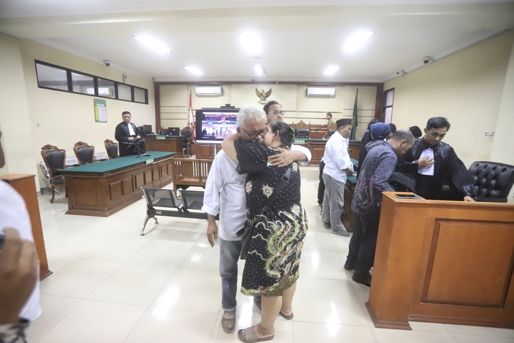 SIDANG PUTUSAN: Suasana selepas sidang putusan perkara korupsi kapal TBM Kota Mojokerto. Terdakwa Nugroho tampak dipeluk istrinya.