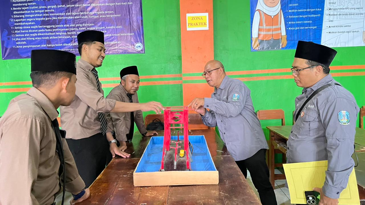 Tim visitasi Disdik Jatim bersama guru SMK UBP