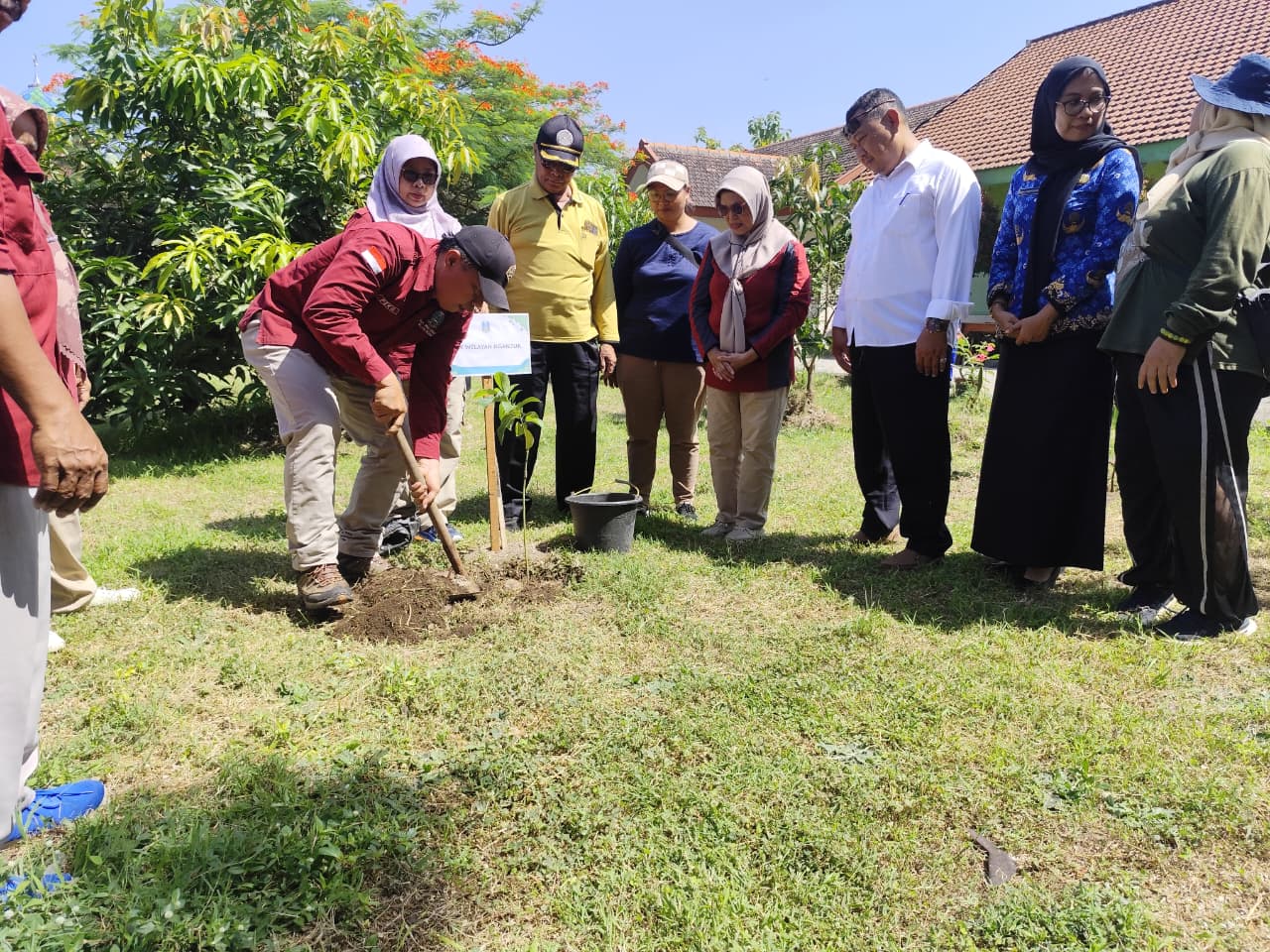 SINERGISiTAS: Kepala Desa Segunung Sumadi Siswo Utomo mendukung aksi tanam pohon bersama di SDN Segunung dan CDK Nganjuk Wilayah Kerja Mojokerto, Rabu (17/12).