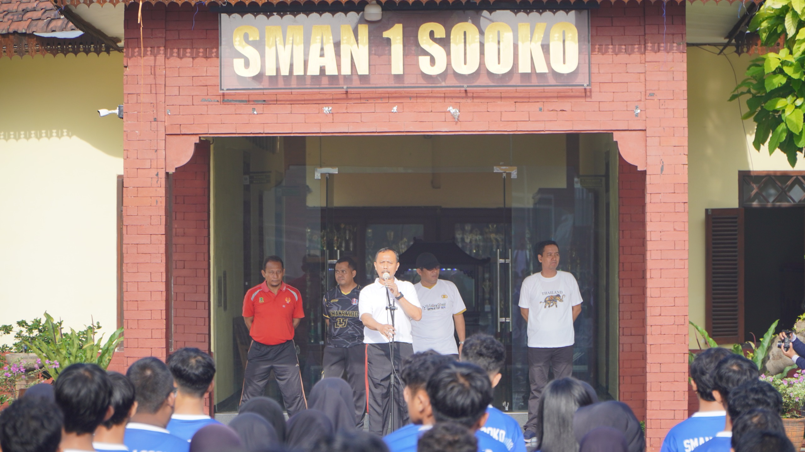 SEHAT DAN BUGAR: Kepala SMAN 1 Sooko Sugeng Wibawa membuka kegiatan jalan sehat yang juga menjadi bagian dari kegiatan Dies Natalis ke-63, Senin (14/12).