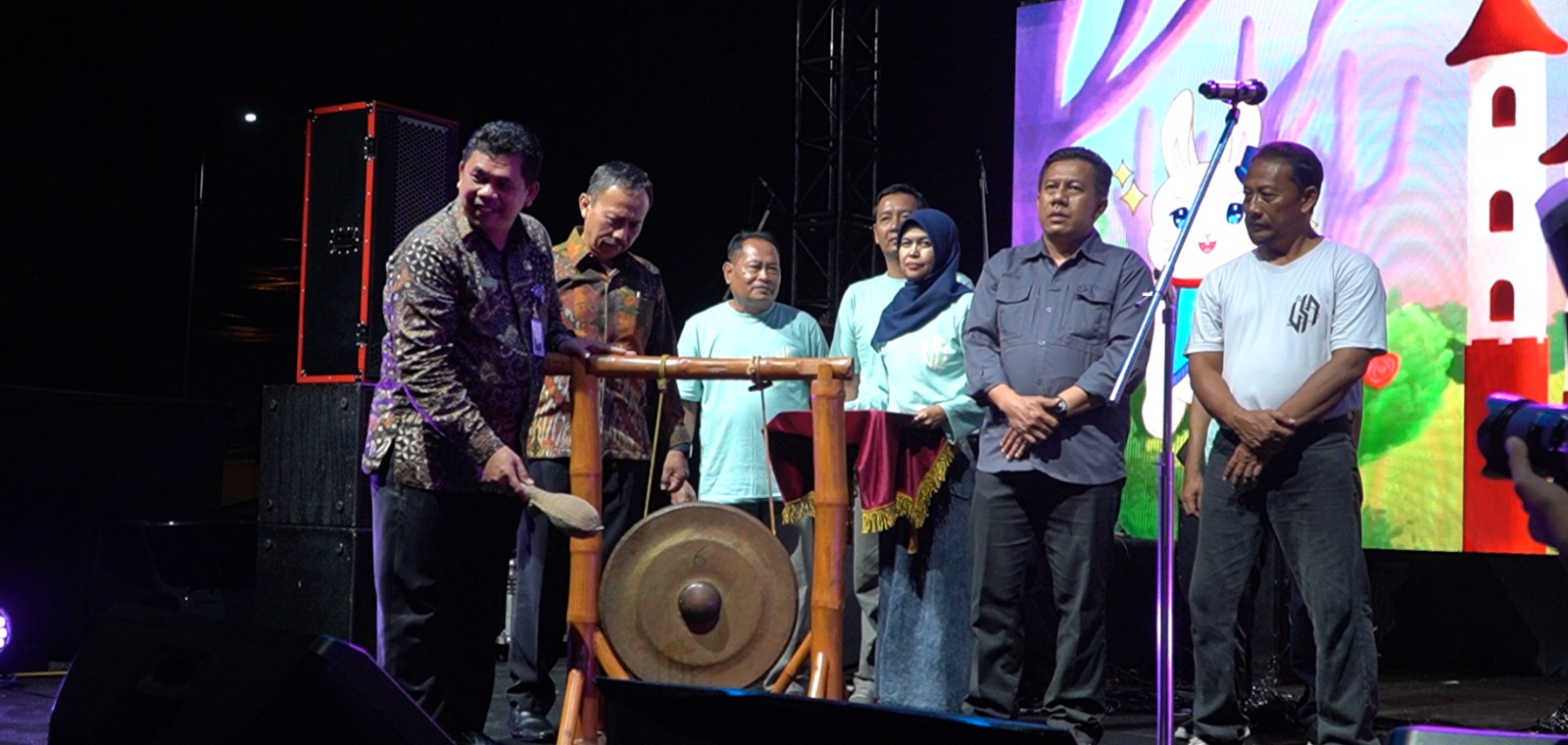 BERTAMBAH USIA: Kepala Cabdindik Kabupaten-Kota Mojokerto Mudianto didampingi Kepala SMAN 1 Sooko Sugeng Wibawa membuka puncak acara dies natalis dengan pemukulan gong.