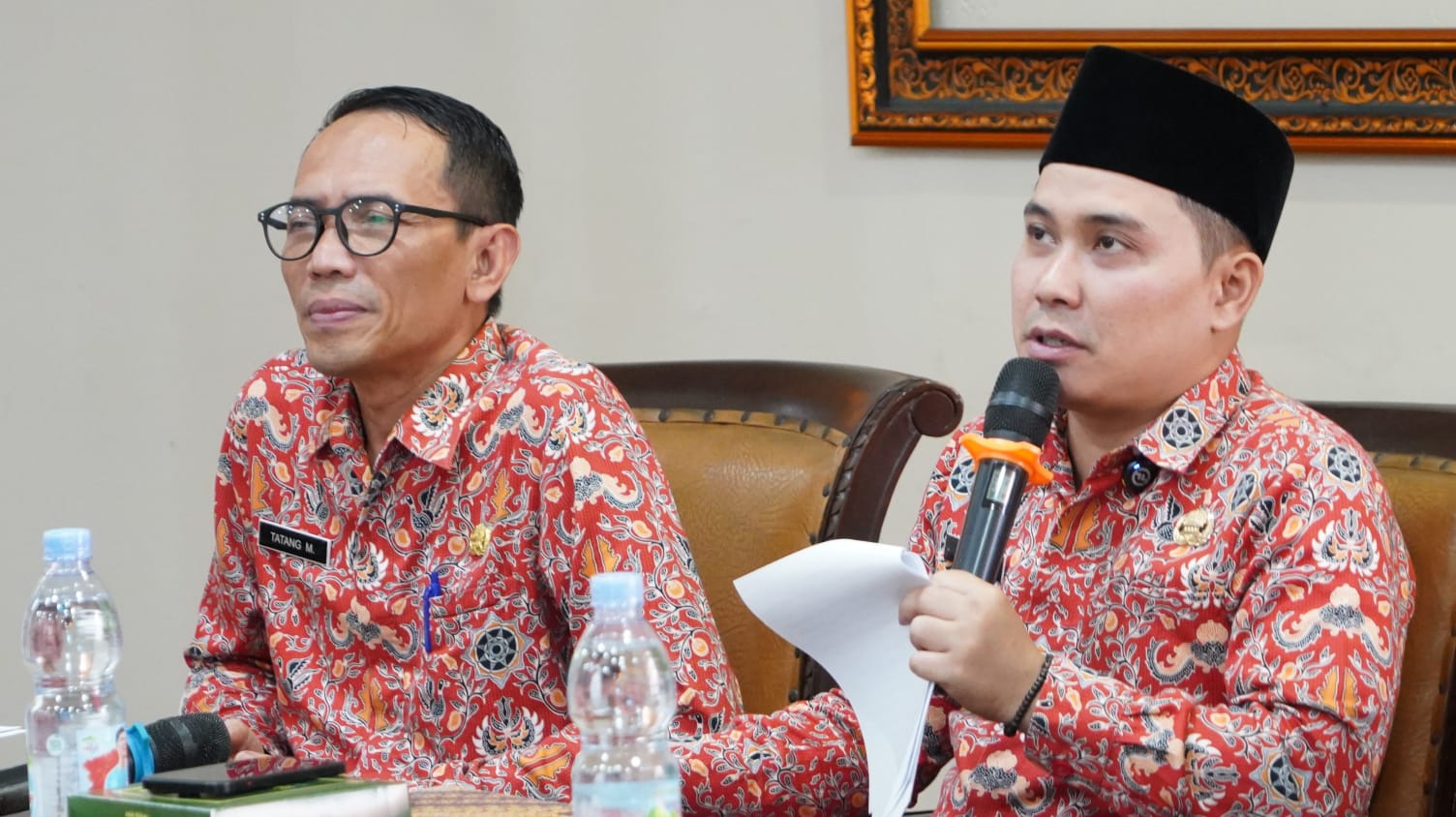 NASKAH AKADEMIK: Bupati Muhammad Albarraa menerima naskah akademik pemindahan pusat Pemerintahan Kabupaten Mojokerto di ruang rapat Bappeda Pemkab Mojokerto.