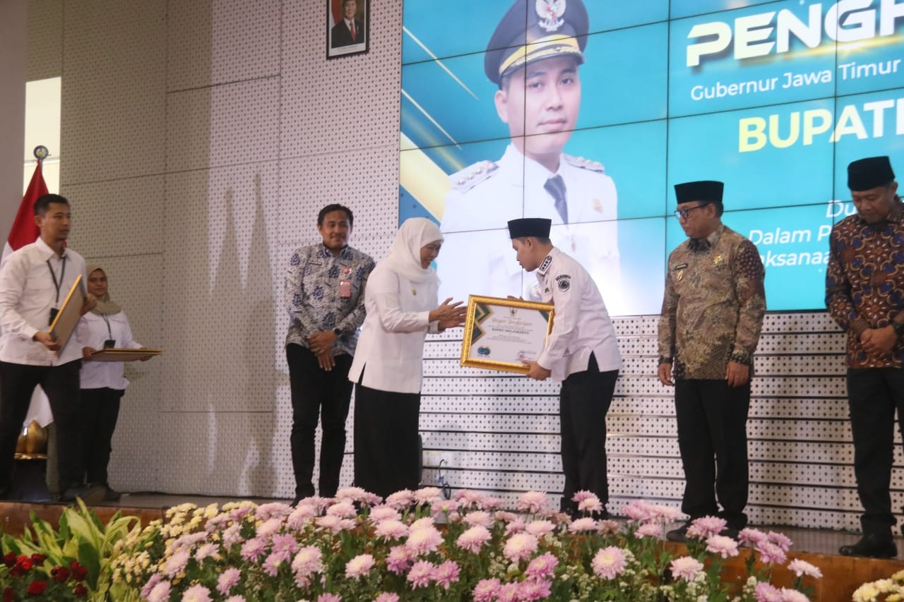 KOLABORASI: Bupati Mojokerto Muhammad Albarraa menerima piagam penghargaan dari Gubernur Jawa Timur Khofifah Indar Parawansa pada acara Peresmian OPOP Training Center di ITS Surabaya, Rabu (17/12).