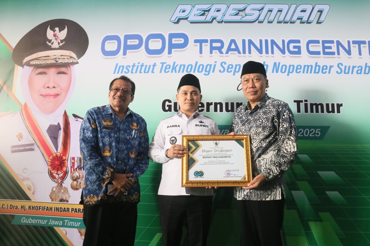 WUJUD DUKUNGAN: Bupati Mojokerto Muhammad Albarraa didampingi Kepala Diskop UM Kabupaten Mojokerto Abdulloh Muchtar saat menerima penghargaan di ITS Surabaya, Rabu (17/12).