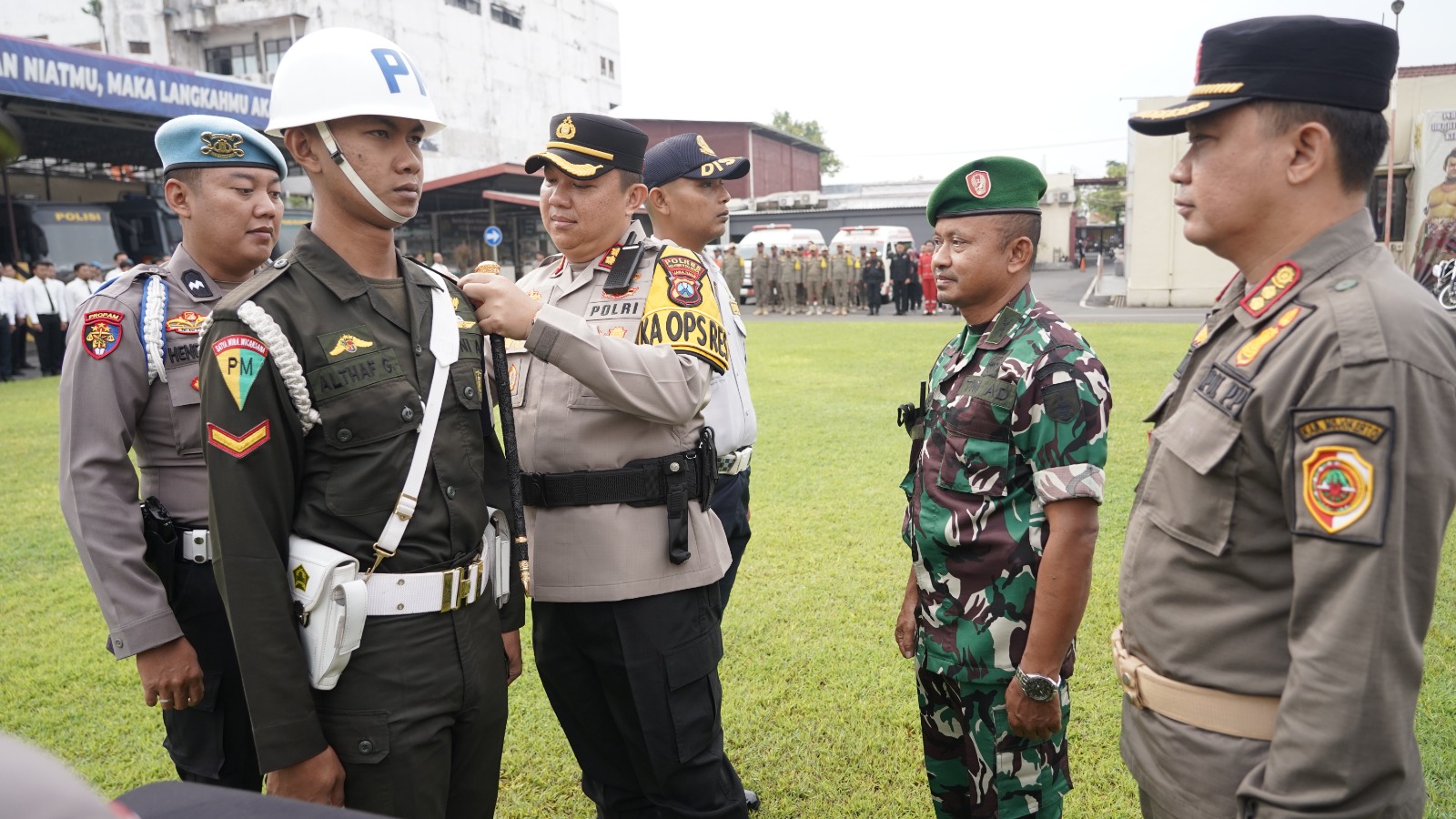 SIAP DITERJUNKAN: Kapolres Mojokerto Kota AKBP Herdiawan Arifianto mengecek kesiapan personel gabungan di Lapangan Patih Gajah Mada, Jumat (19/12).