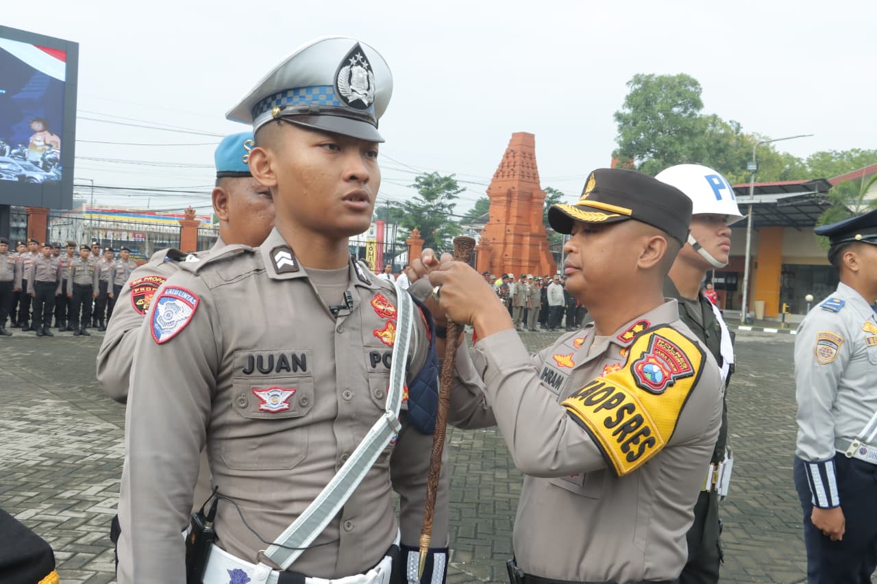 PASTIKAN KESIAPAN: Kapolres Mojokerto AKBP Ihram Kustarto memastikan kesiapan personel gabungan yang akan disiagakan menjaga keamanan dan ketertiban di masa Nataru, kemarin (19/12).