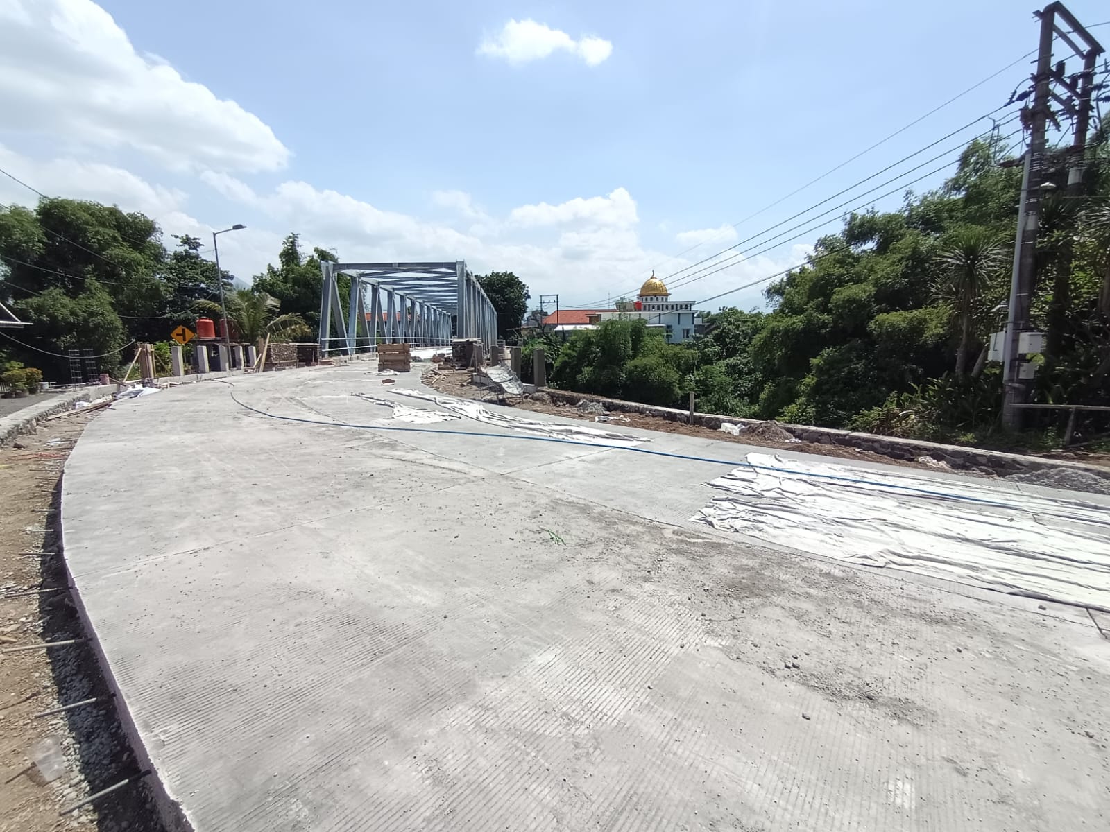 DEKATI DEADLINE: Proyek jembatan di Desa Lebaksono, Kecamatan Pungging, Kabupaten Mojokerto yang kini tinggal pekerjaan finishing dan ditargetkan di operasionalkan sebelum tahun baru.