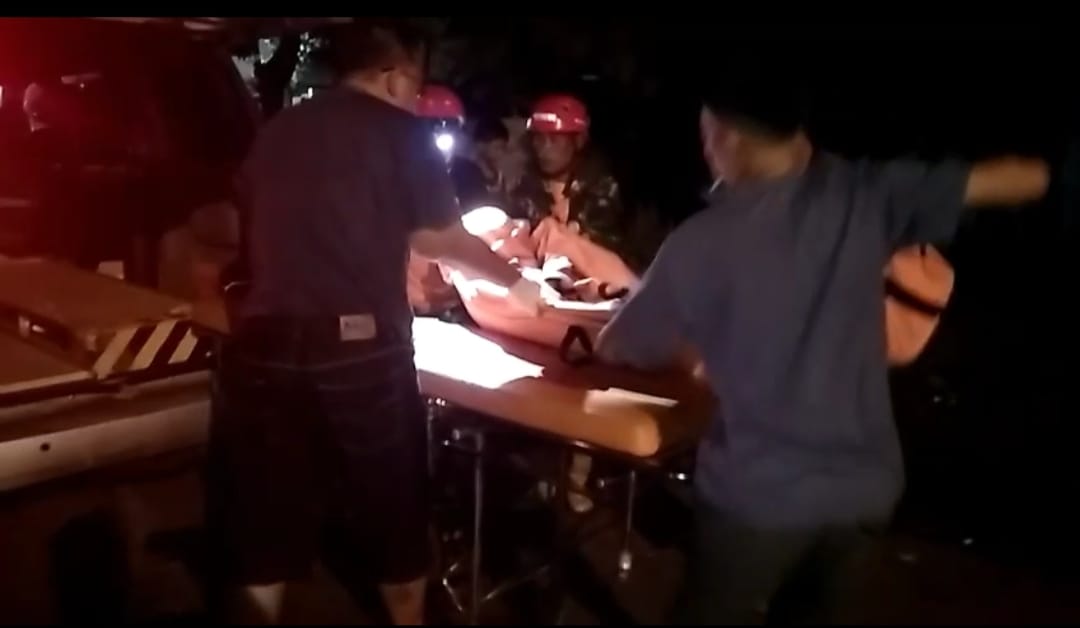 NAHAS: Jenazah Choirul Anwar dievakuasi tim relawan ke RSUD Sumberglagah usai terlibat kecelakaan di Jalan Raya Desa Windurejo, Kecamatan Kutorejo, Jumat (19/12).