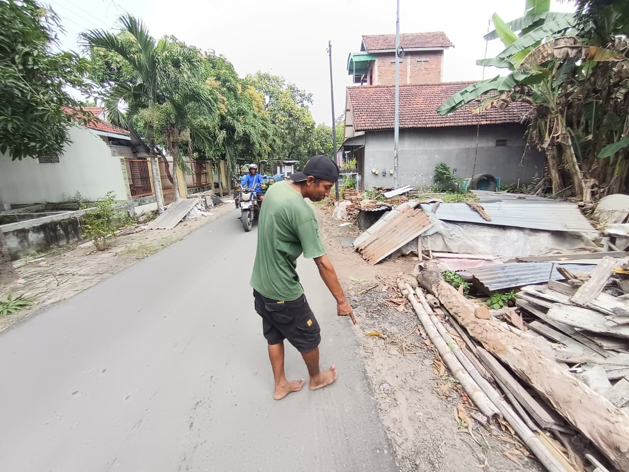 DIDALAMI POLISI: Gusti, saksi mata peristiwa dugaan pelecehan terhadap siswi menunjukkan tempat kejadian perkara di Desa Balongmojo, Kecamatan Puri, Kabupaten Mojokerto, Kamis (18/12).