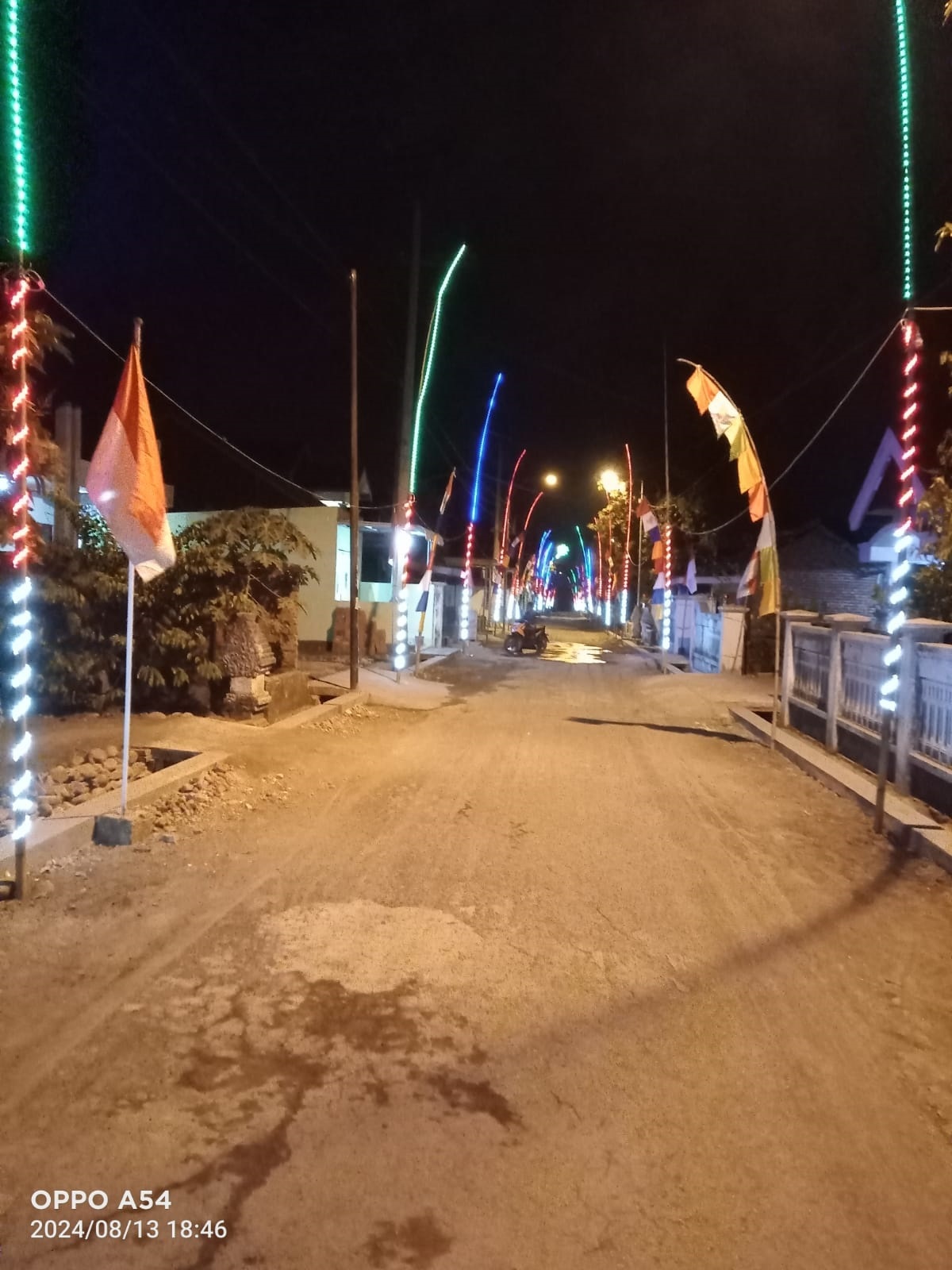 GOTONG ROYONG: Ornamen lampu warna-warni yang bersumber dari hasil iuran warga menghiasi perkampungan Desa Sambilawang, Kecamatan Dlanggu.