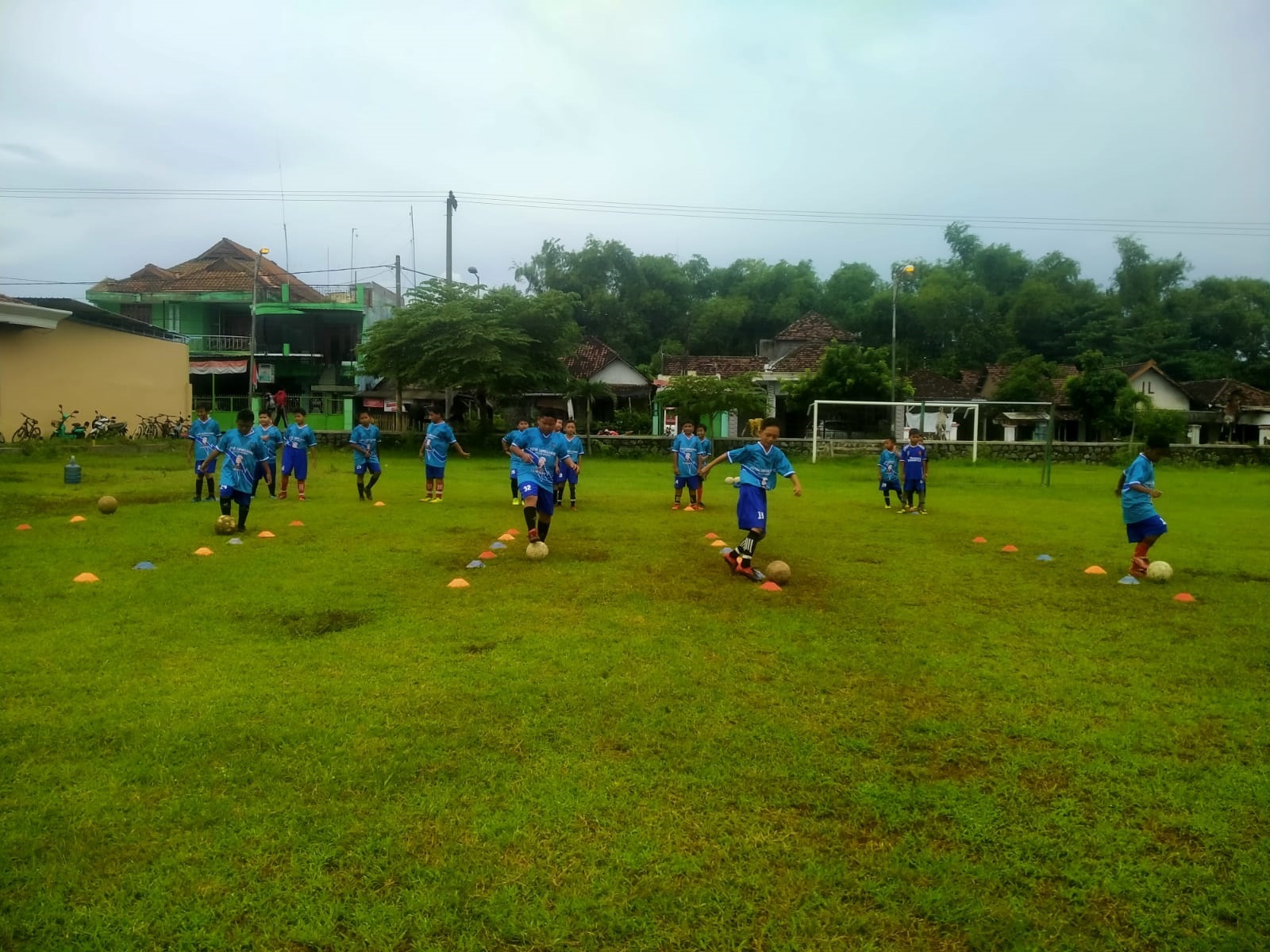 KOMPETITIF: Anak-anak Desa Sambilawang, Kecamatan Dlanggu berlatih rutin di bawah bimbingan SSB Putra Sambilawang.