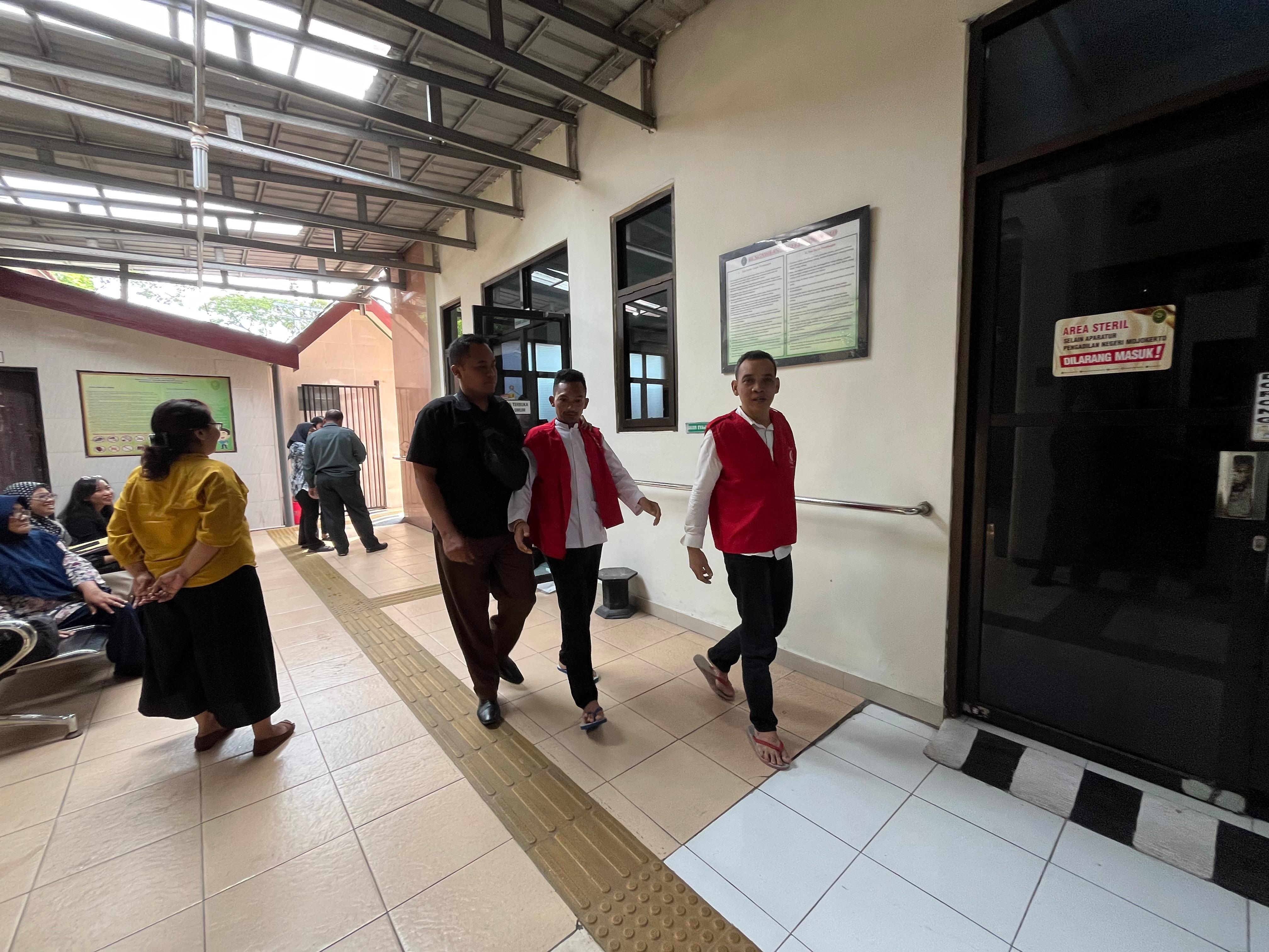KANDAS: Terdakwa pembunuhan, Sudarwo alias Jarwo, digelandang petugas kejaksaan untuk menjalani sidang di Pengadilan Negeri Mojokerto beberapa waktu lalu.