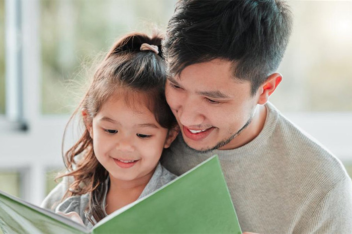 Selama ini, momen pengambilan rapor siswa identik dengan kehadiran sosok ibu sebagai orang tua yang mewakili anaknya ke sekolah. Sumber foto: Google
