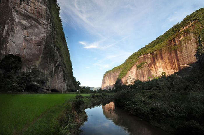 &ndash; Lembah Harau merupakan salah satu destinasi wisata alam paling memesona di Sumatra Barat yang menawarkan panorama luar biasa berupa tebing-tebing granit menjulang tinggi. sumber foto: pinterest