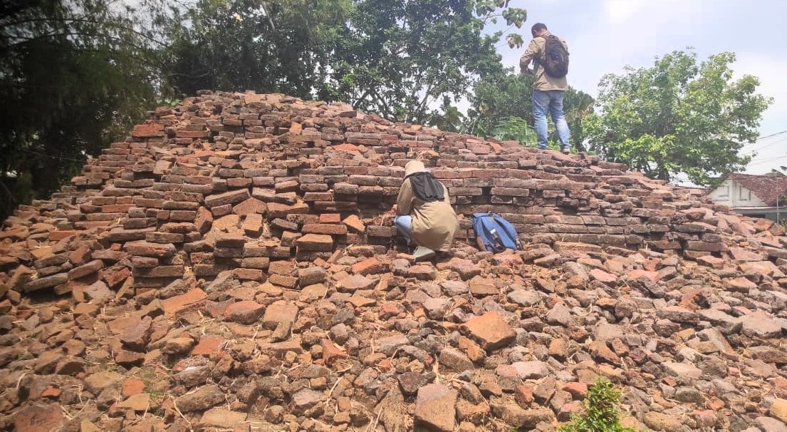 BERPROSES: TACB Disbudporapar Kabupaten Mojokerto saat mengobservasi Candi Sumur Gantung di Desa Berat Wetan, Kecamatan Gedeg, beberapa waktu lalu.&nbsp;