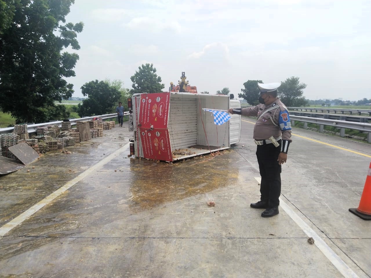 PENANGANAN: Petugas kepolisian mengatur lalu lintas di sekitar lokasi kecelakaan Tol Jomo KM 709, Sabtu (20/12).