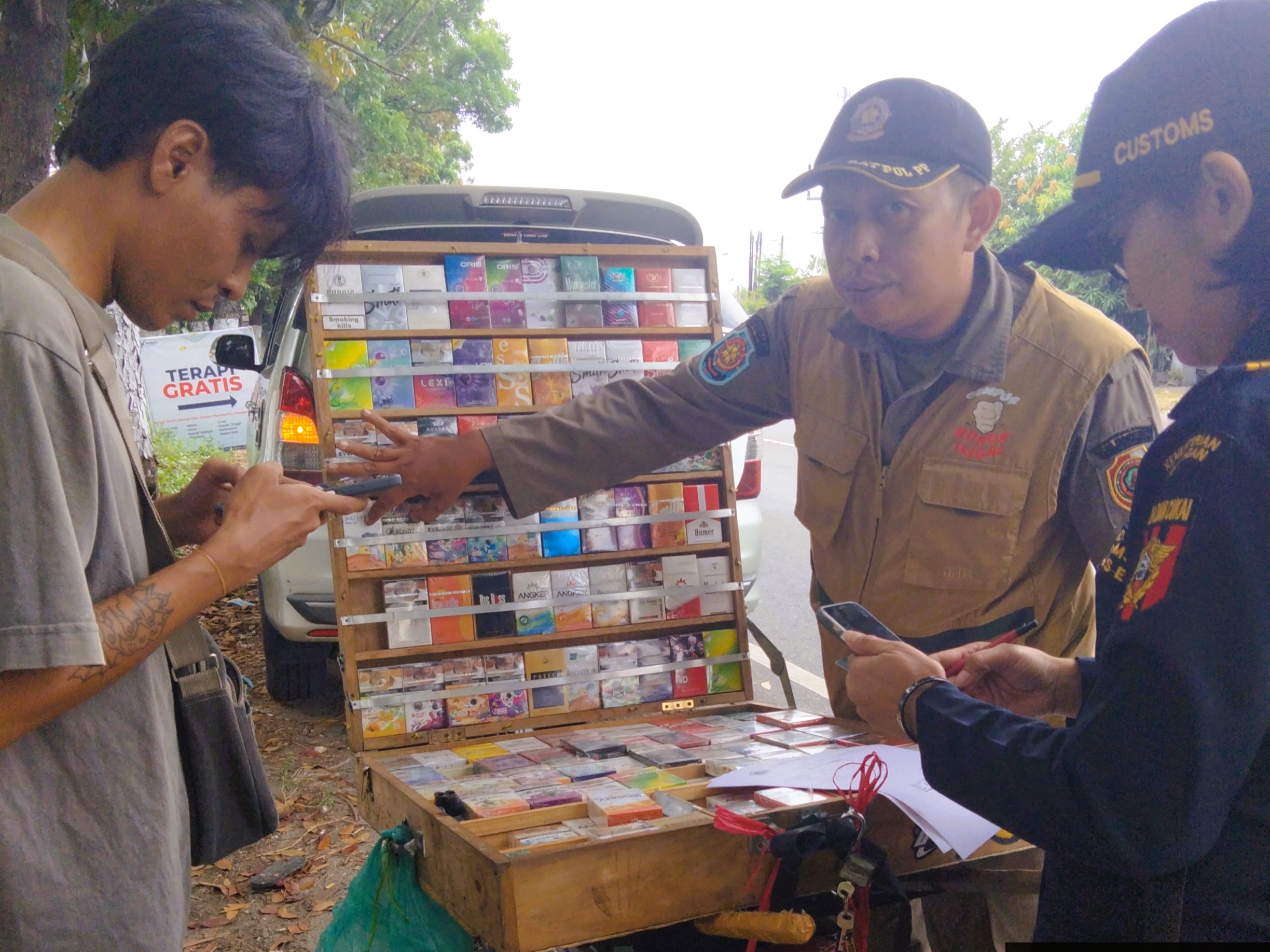 TEMUAN: Petugas gabungan Satpol PP Kabupaten Mojokerto dan Bea Cukai Sidoarjo mendapati pedagang rokok ilegal di wilayah Kecamatan Mojosari, beberapa waktu lalu.