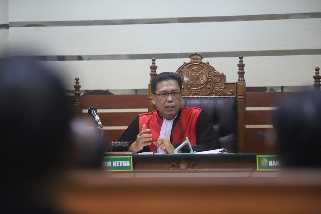 PUTUSAN: Hakim Ketua I Made Yuliada ketika memimpin sidang vonis perkara korupsi kapal TBM Rp 2,5 miliar di Pengadilan Tipikor Surabaya di Sidoarjo, Jumat (19/12).