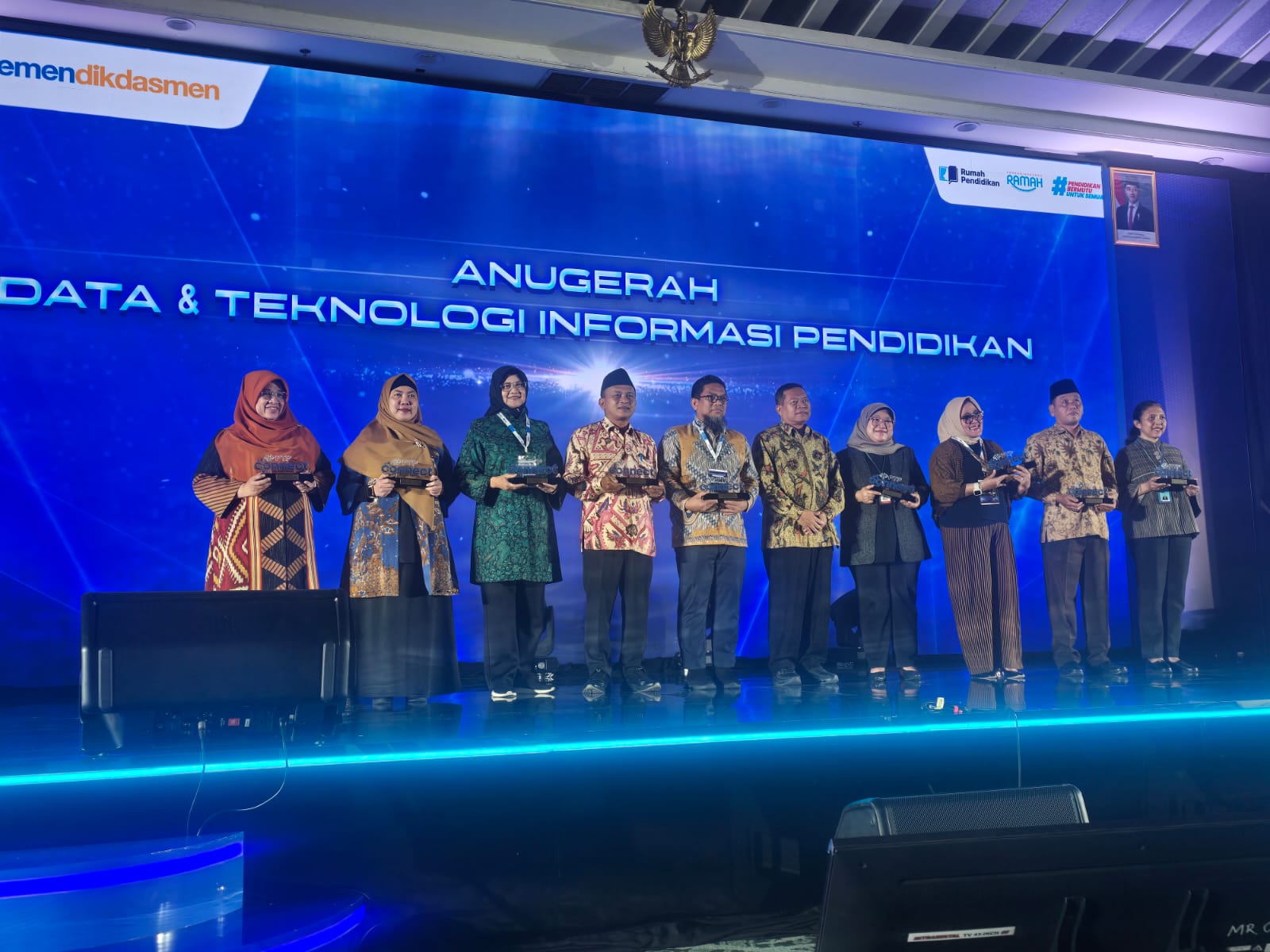 BANGGA: Dispendik Kabupaten Mojokerto masuk dalam jajaran peraih penghargaan di ajang Anugerah Data dan Teknologi Informasi Pendidikan, Senin (15/12).