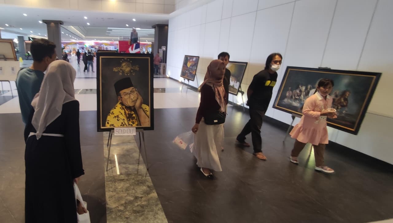 WISATA SENI: Sejumlah pengunjung menikmati pameran lukisan karya Diak Eko yang menjadi bagian dari event Gen Art, kemarin (21/12).