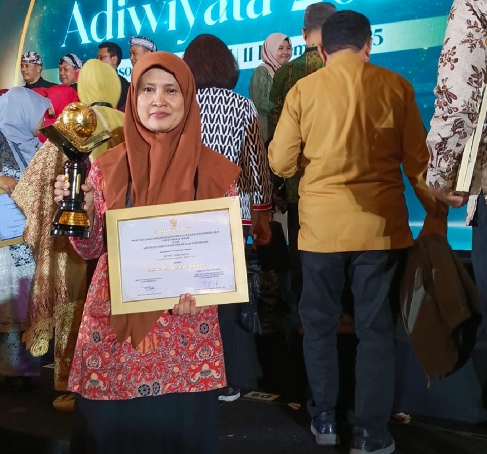 Kepala SMPN 1 Bangsal, Hj. Farida Hanim, S.Pd