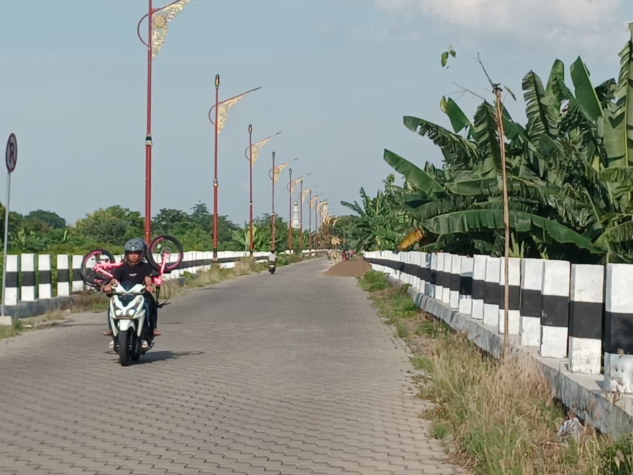 JADI SOROTAN: Pengendara melintas di Jalan Ir. Soekarno, Kecamatan Prajurit Kulon, Kota Mojokerto, yang baru diperbaiki pekan lalu.