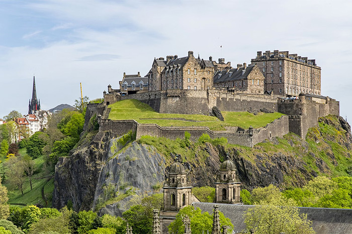 Edinburgh seringkali termasuk dalam wishlist atau dream destination banyak orang karena memiliki daya tarik yang bisa langsung dirasakan. Sumber foto: Google