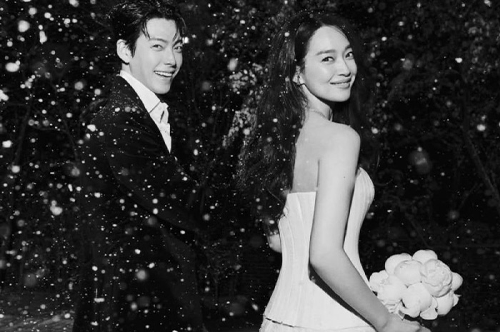 Aktor dan aktris papan atas asal Korea Selatan, Kim Woo-bin dan Shin Min-ah, resmi mengikat janji seumur hidup dalam pernikahannya di Seoul. Sumber foto: Google