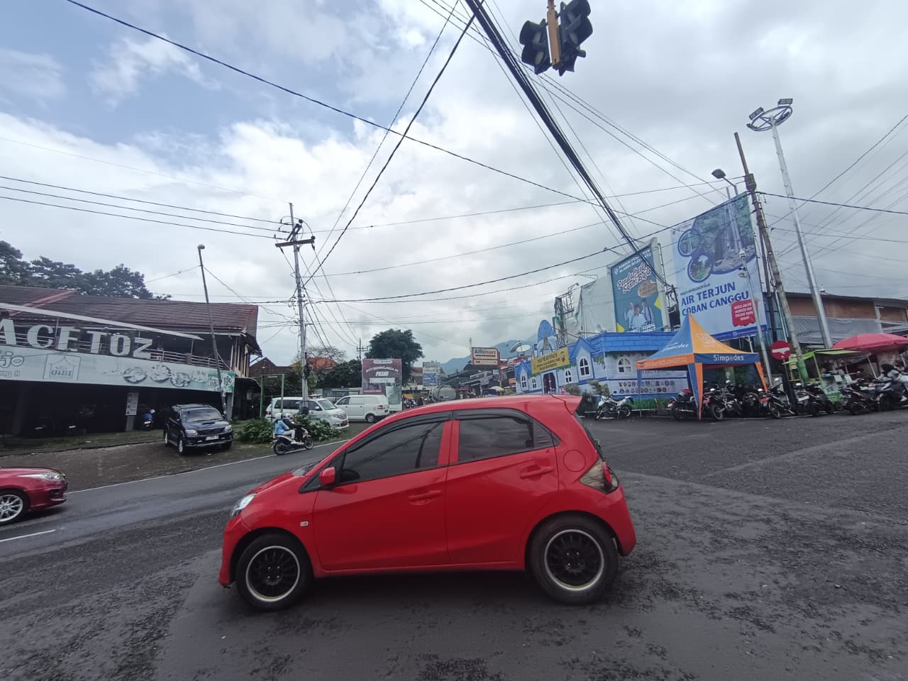 PENINGKATAN: Kondisi lalu lintas di Bundaran Pacet, Kabupaten Mojokerto yang mulai terjadi kepadatan kendaraan menuju objek wisata di Pacet maupun Trawas, Minggu (21/12)