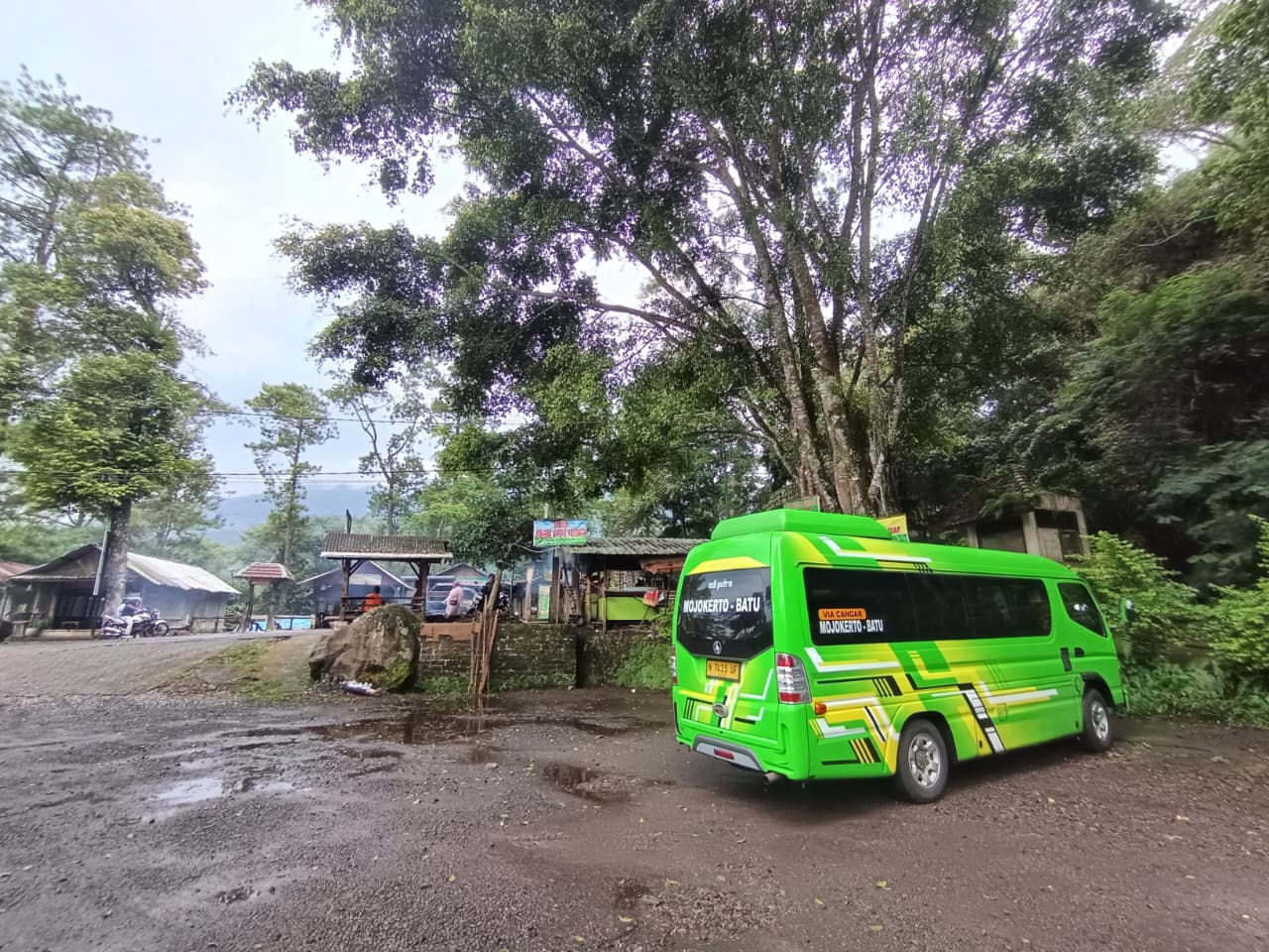 KEMBALI MENGASPAL: Feeder Mojokerto-Batu berhenti di rest area Sendi, Desa/Kecamatan Pacet, Kabupaten Mojokerto, kemarin (21/12).