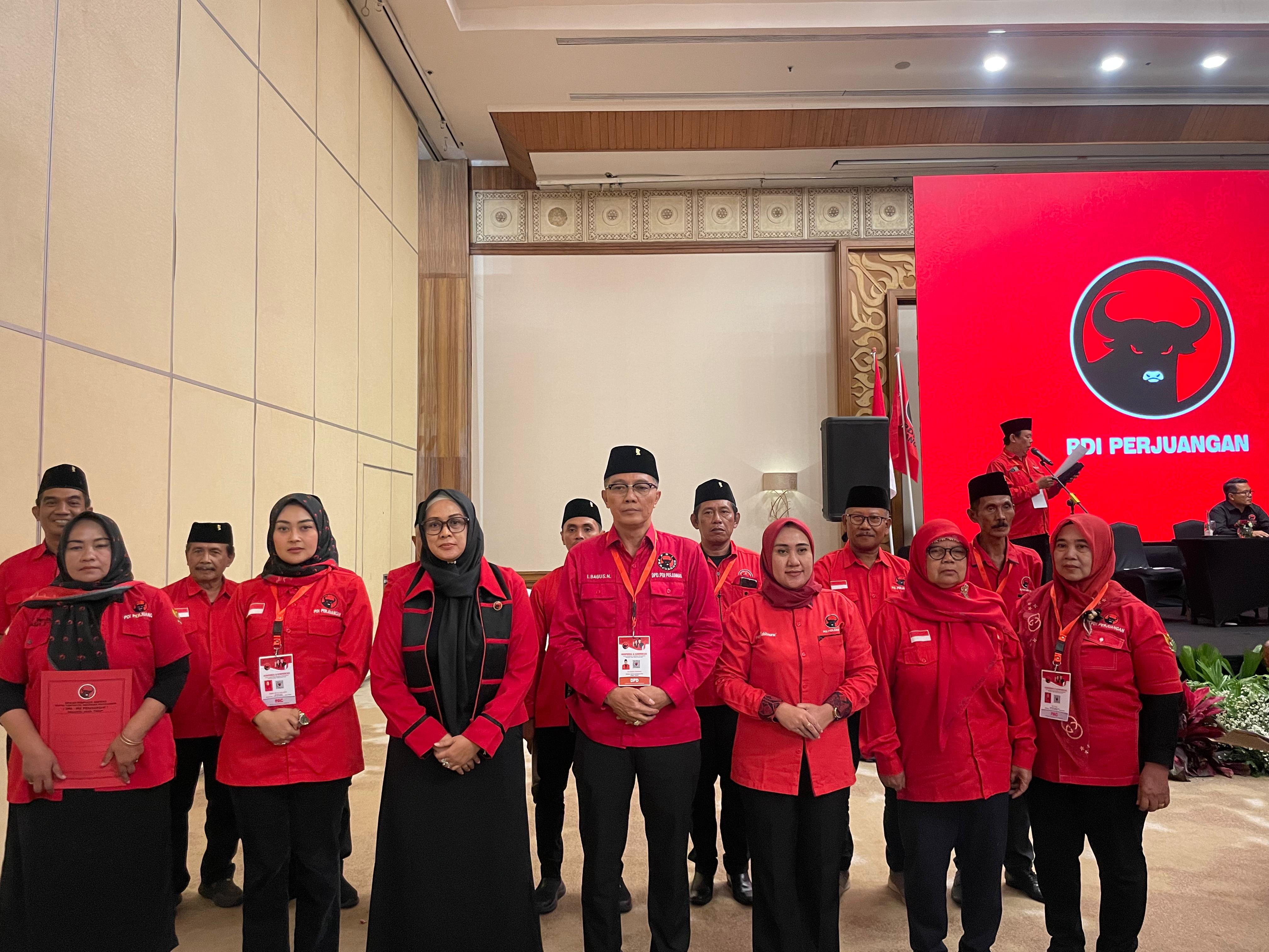 SEMANGAT BARU: Ketua DPC PDIP Kabupaten Mojokerto bersama struktur kepengurusan baru periode 2025-2030 saat dipilih dalam Konfercab di Surabaya, Minggu (21/12).