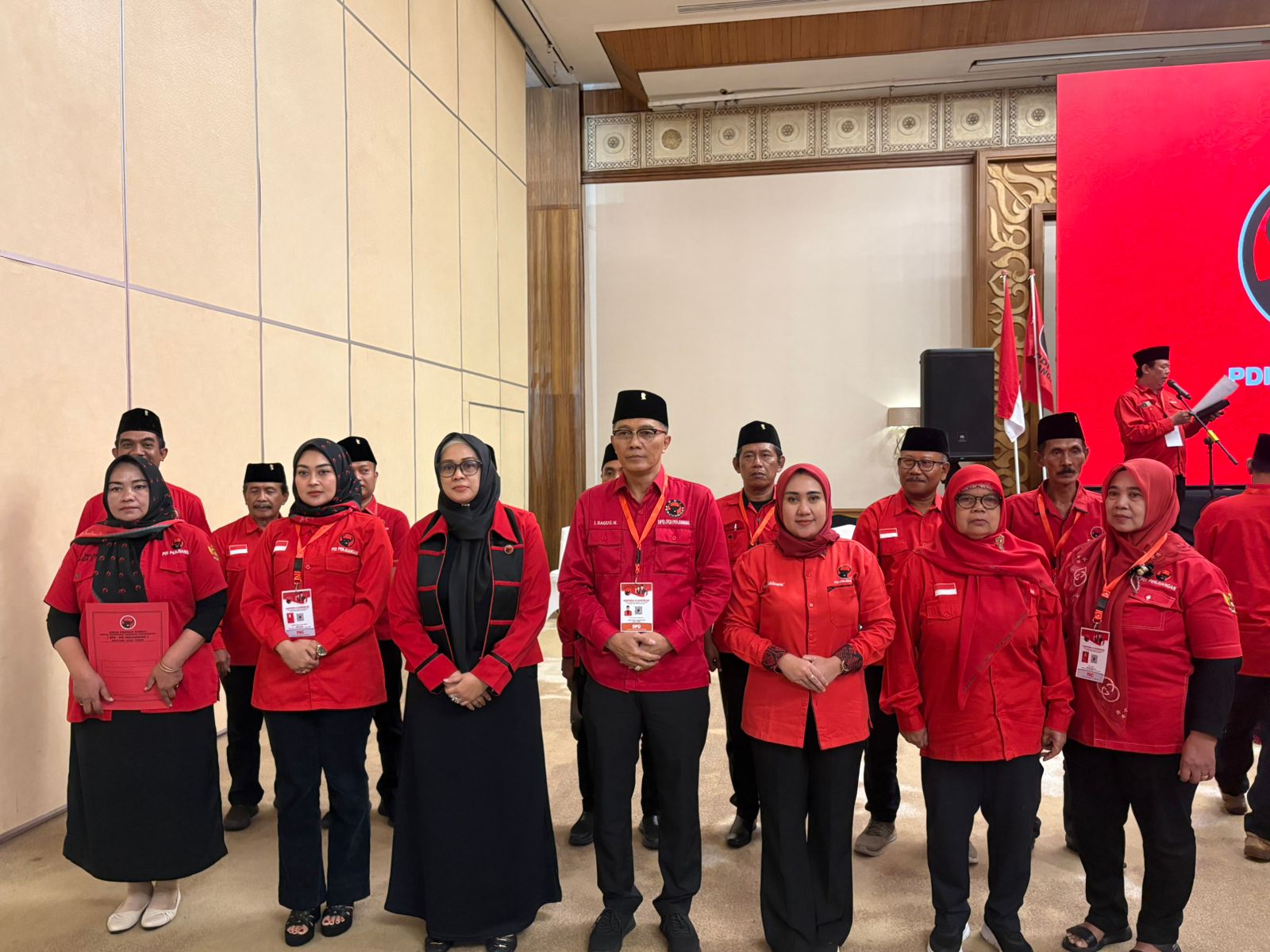 SEMANGAT BARU: Ketua DPC PDIP Kabupaten Mojokerto bersama struktur kepengurusan baru periode 2025-2030 saat dipilih dalam Konfercab di Surabaya, Minggu (21/12).