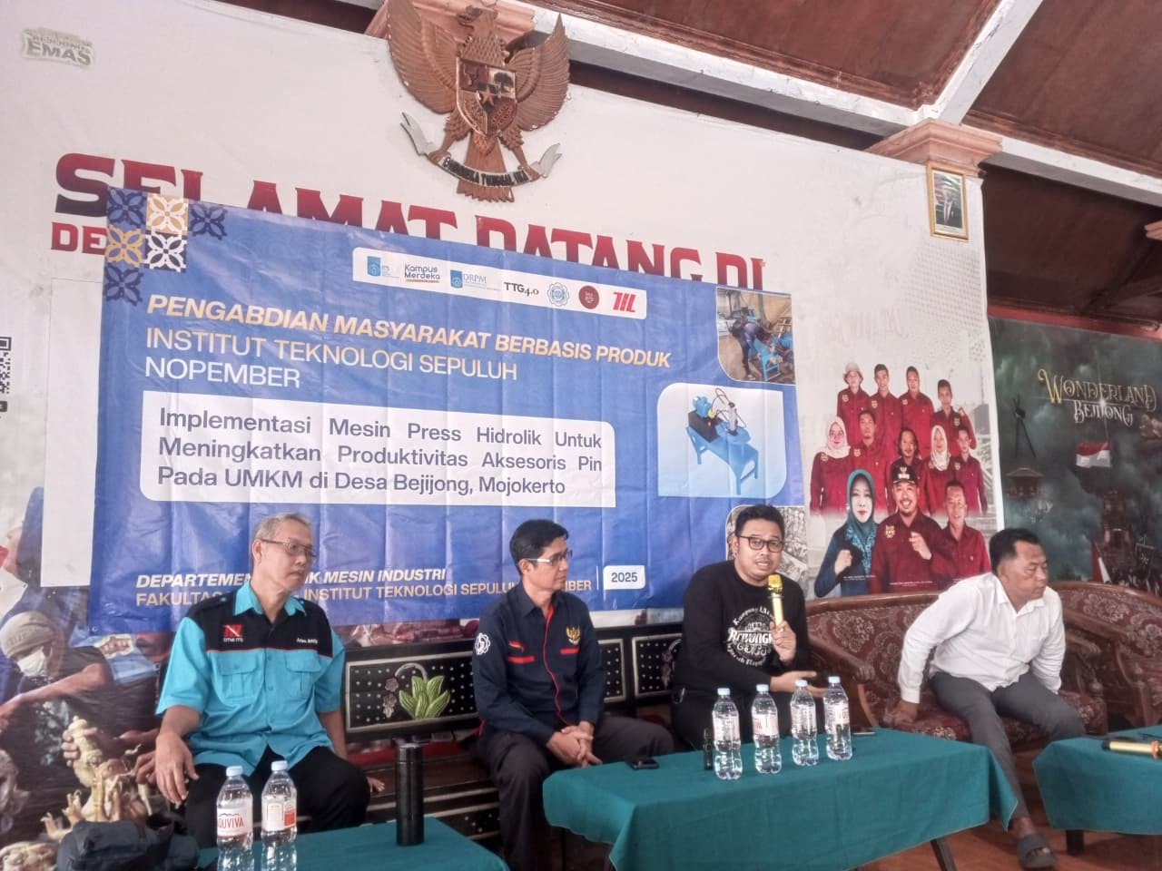 KOMITMEN : Sambutan oleh Paguyuban Cor Kuningan Desa Bejijong kepada Tim Pengabdian DTMI ITS