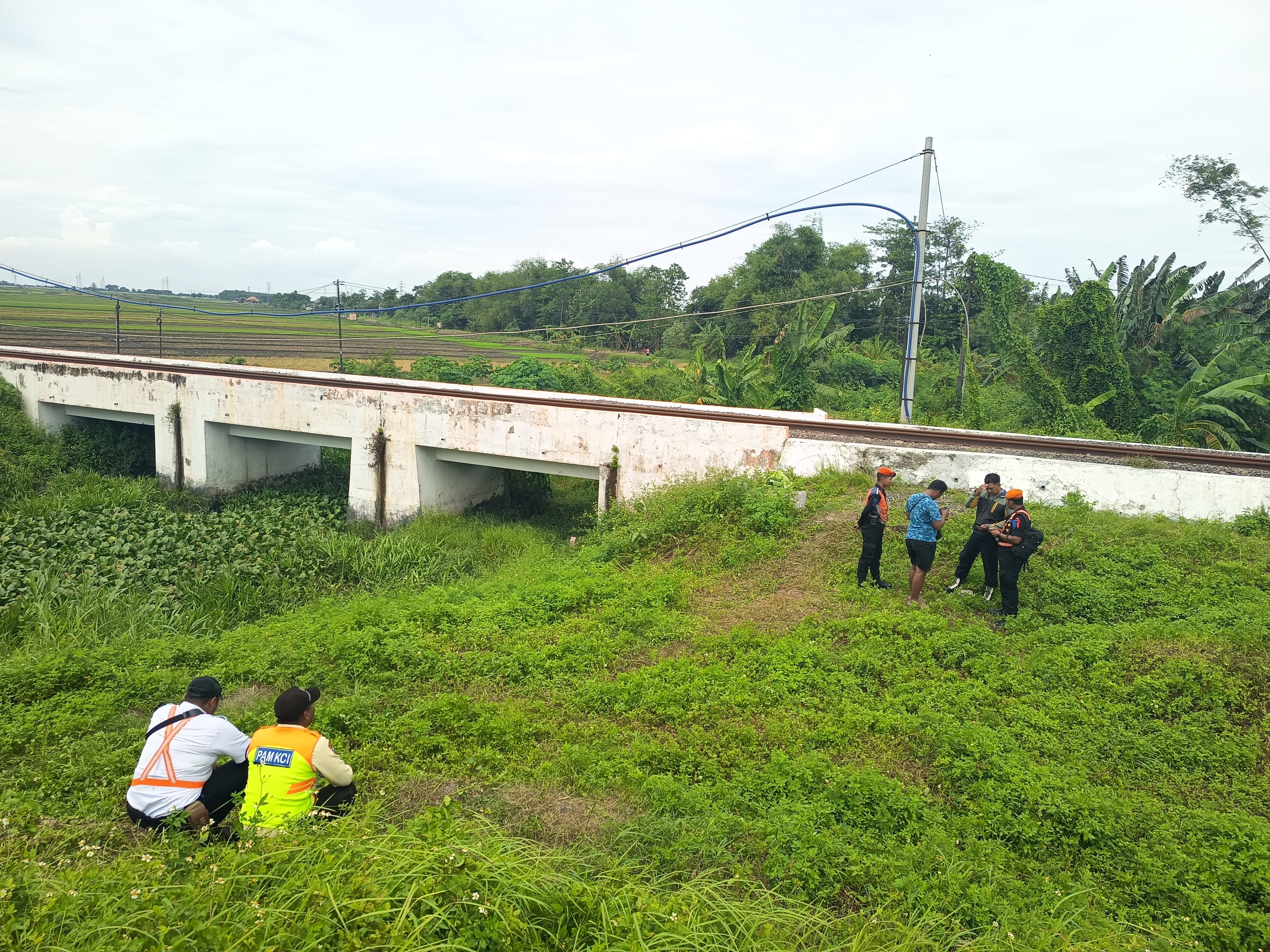NAHAS: Korban yang meninggal dunia akibat tertabrak KA Dhoho relasi Surabaya-Blitar di Desa Kwedenkembar,Kecamatan Mojoanyar dievakuasi ke RSUD Prof dr Soekandar, Senin (22/12).&nbsp;