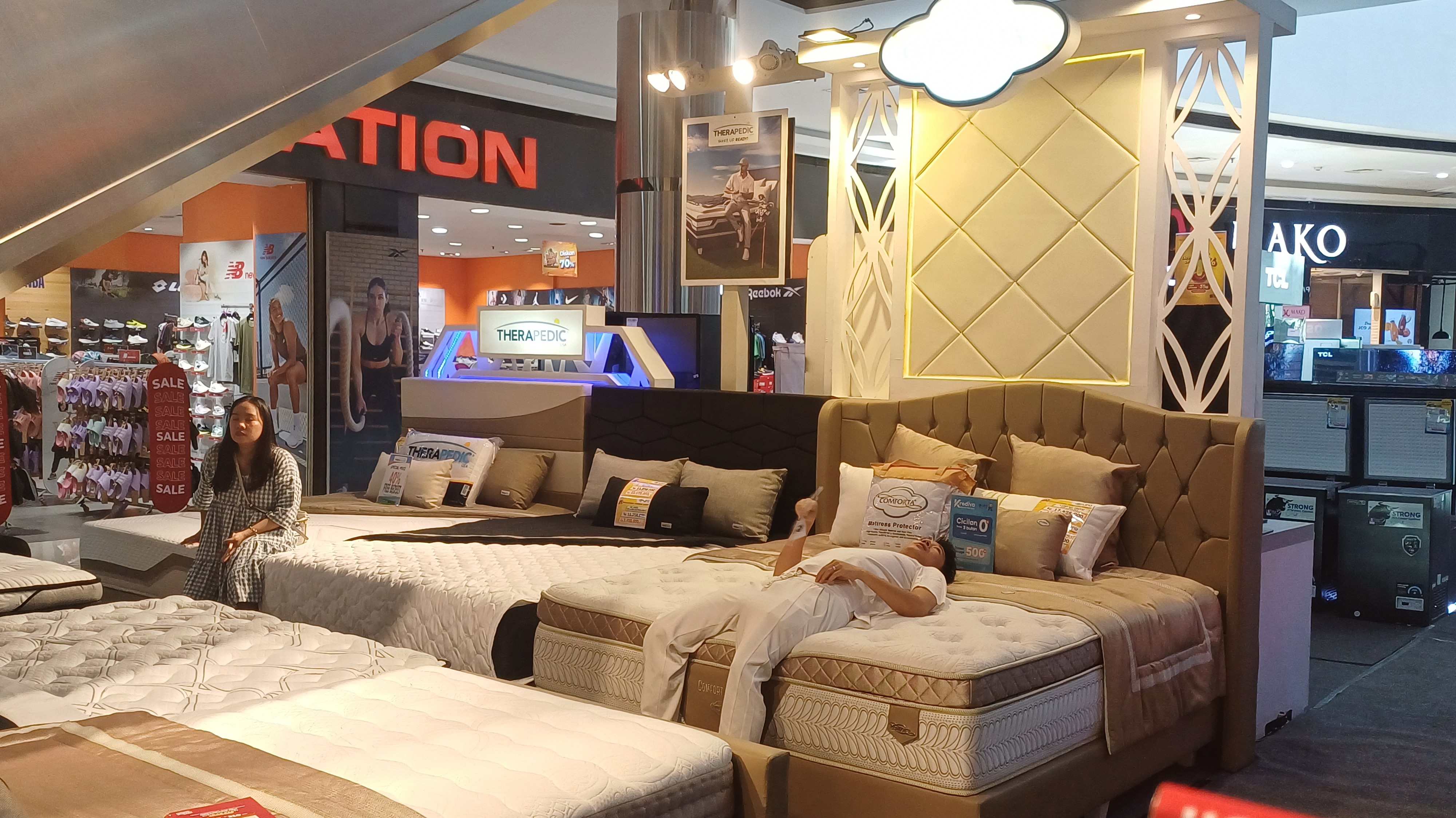 JAJAL: Pengunjung pameran mencoba produk kasur yang dihadirkan dalam Uforia End Year Sale.