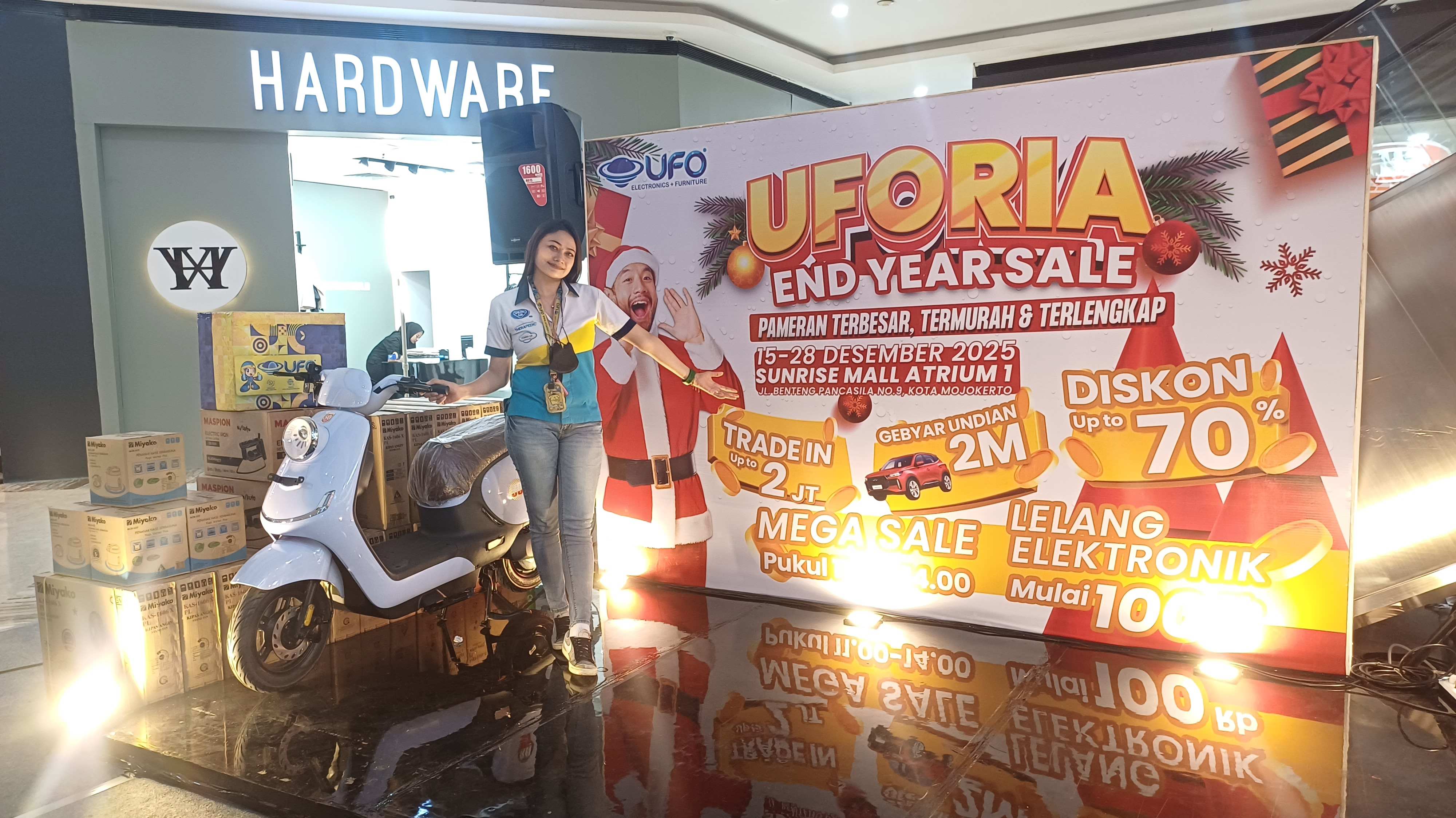 GEBER: Karyawan UFO Elektronik and Furniture menunjukkan sejumlah promo End Year Sale beserta hadiah menarik.