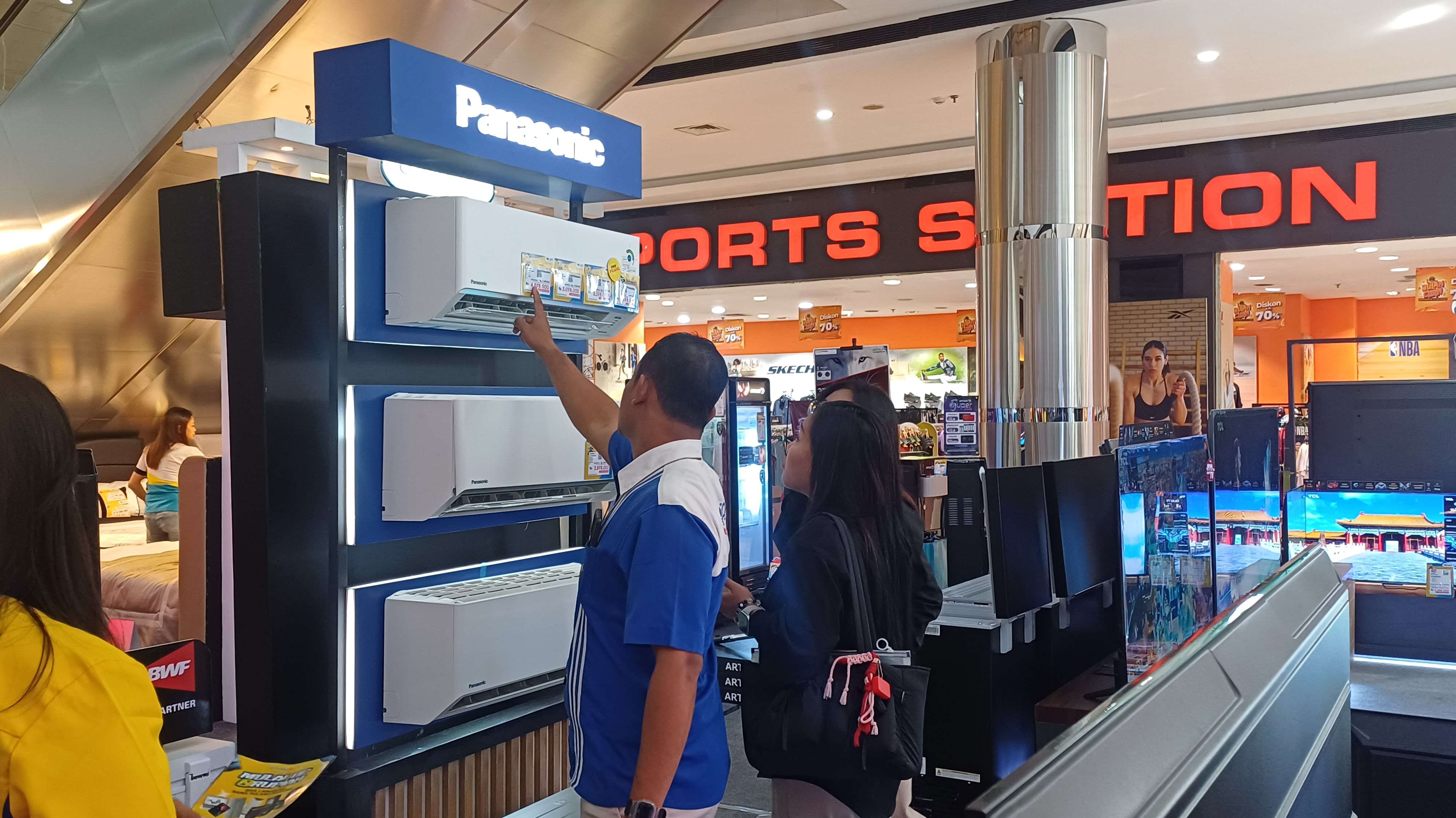 RAMAH: Karyawan UFO Elektronik memberikan pelayanan kepada pengunjung terkait produk AC.