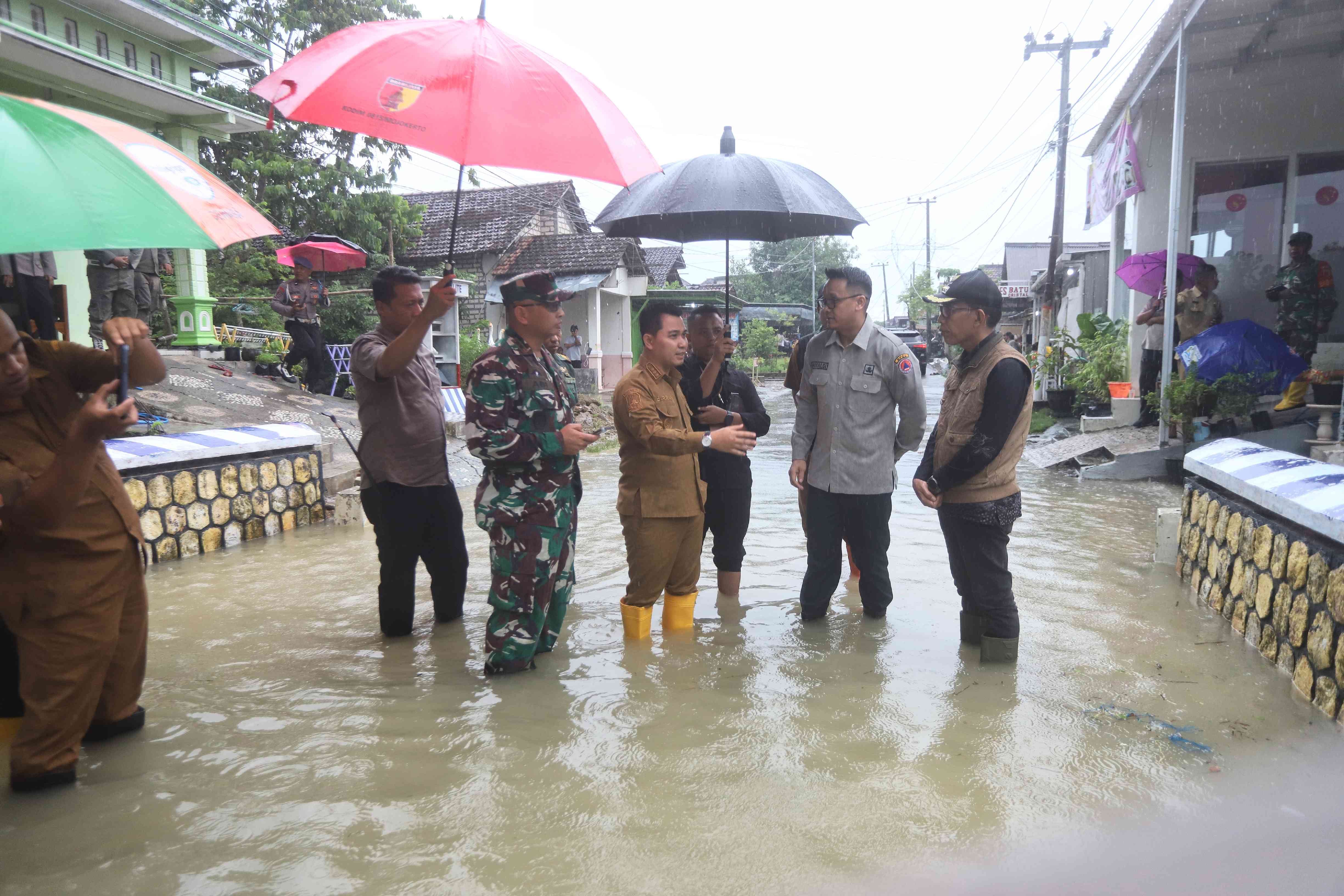 CEK BANJIR: Bupati Muhammad Albarraa, Dandim 0815 Mojokerto Letkol Abi Swanjoyo, Kalaksa BPBD Rizal Rinaldi, Camat Dawarblandong Ahmad Taufiq meninjau kondisi banjir di Dawarblandong, Senin (22/12).