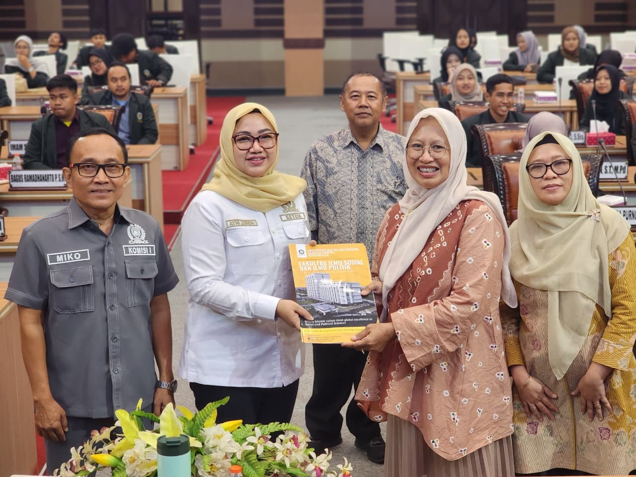 Ketua DPRD Kabupaten Mojokerto Ayni Zuroh bersama kolega