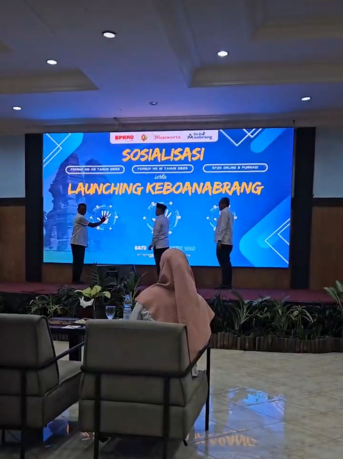 INOVATIF: Bupati Muhammad Albarraa meresmikan layanan inovasi BPKAD berbasis aplikasi CAKEP sebagai wujud percepatan penyusunan LKPD yang efektif, efisien, dan akurat di lingkungan Pemkab Mojokerto.