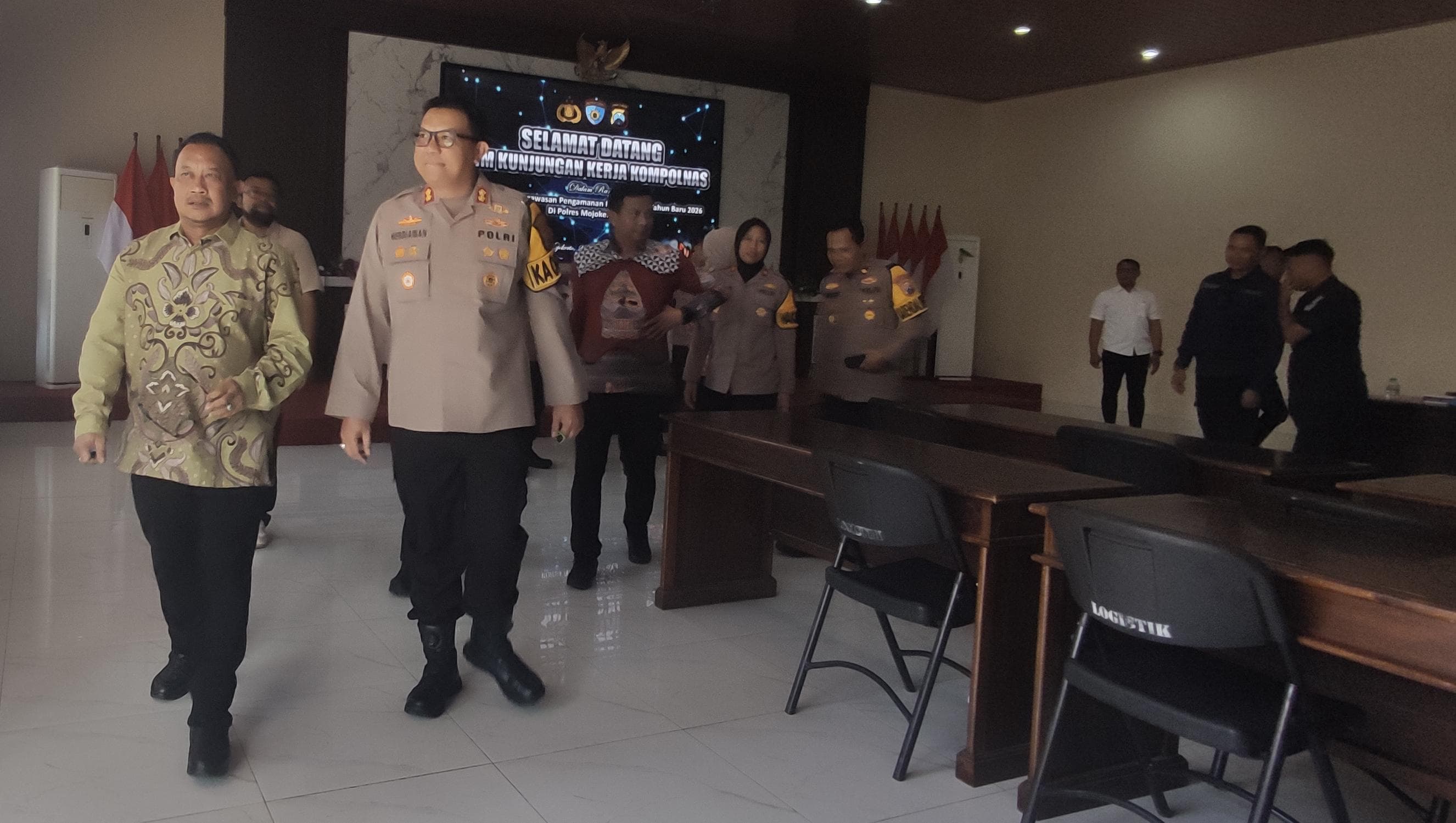 JELANG NATAL: Monitoring Kompolnas dengan peninjauan langsung kesiapan pengamanan di Gereja Santo Yosep serta Pos Terpadu di kawasan Alun-Alun Kota Mojokerto.
