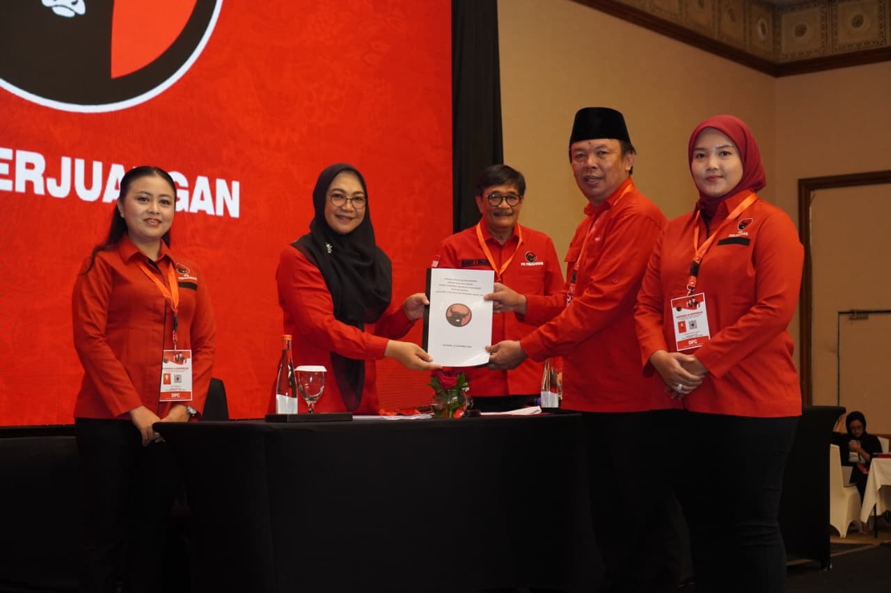 DIKUKUHKAN: Santoso Bekti Wibowo kembali ditetapkan sebagai Ketua DPC PDI Perjuangan Kota Mojokerto periode 2025-2030 dalam konfercab di Surabaya, Minggu (21/12).