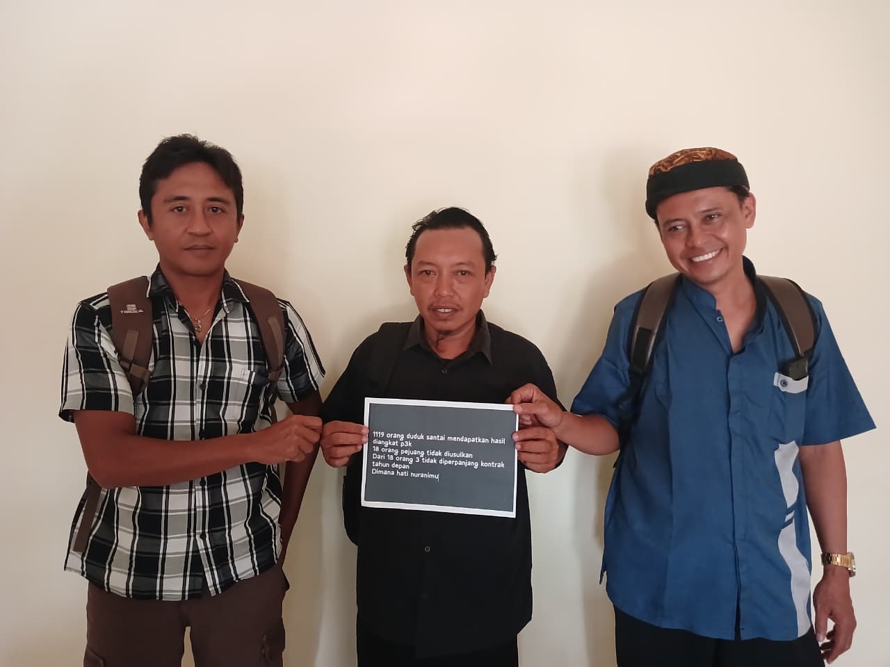 KECEWA: Tiga tenaga honorer yang diputus kontrak menunjukkan poster bernama protes sebelum RDP di DPRD Kota Mojokerto, Kamis (18/12).