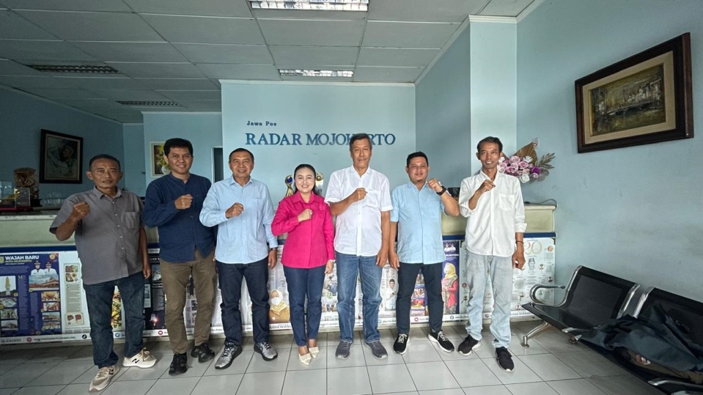 SINERGISITAS: Pimpinan DPRD Kota Mojokerto dan manajemen JPRM menggelar pertemuan di kantor JPRM, Jalan RA Basuni Nomor 96, Desa Jampirogo, Kecamatan Sooko, kemarin (23/12).