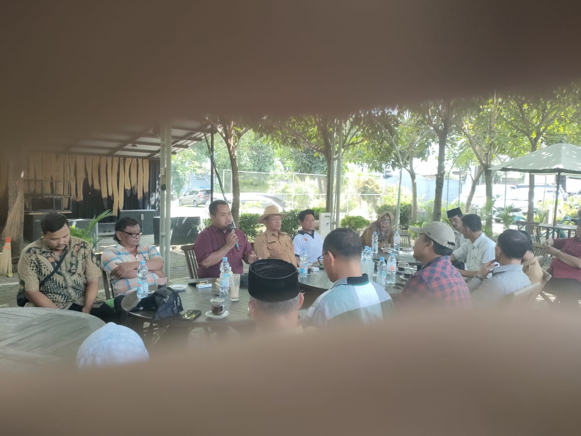 ANCAM DEMO: Persaudaraan Kepala Desa Indonesia (PKDI) Kabupaten Mojokerto bersama pernakat desa melangsungkan rakor di kantor desa jabon, kecamatan Mojoanyar, Selasa (23/12).