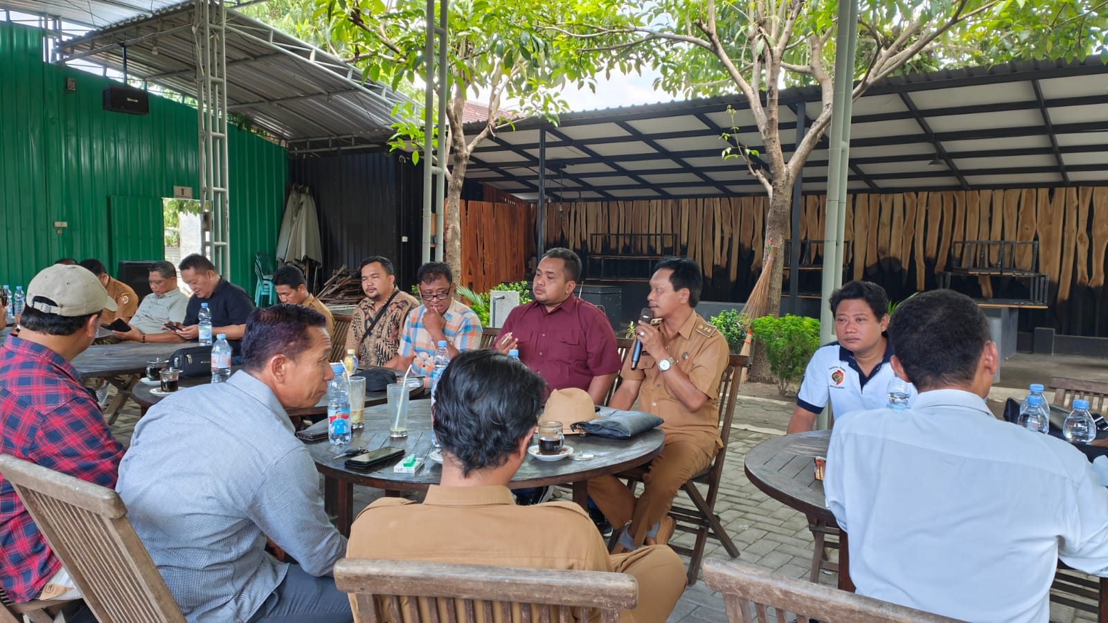Pemangkasan alokasi dana desa (ADD) tahun anggaran 2026 di Kabupaten Mojokerto menimbulkan gejolak di lingkungan kepala desa dan perangkatnya lantaran berkaibat pada penghasilan tetap (siltap) turun