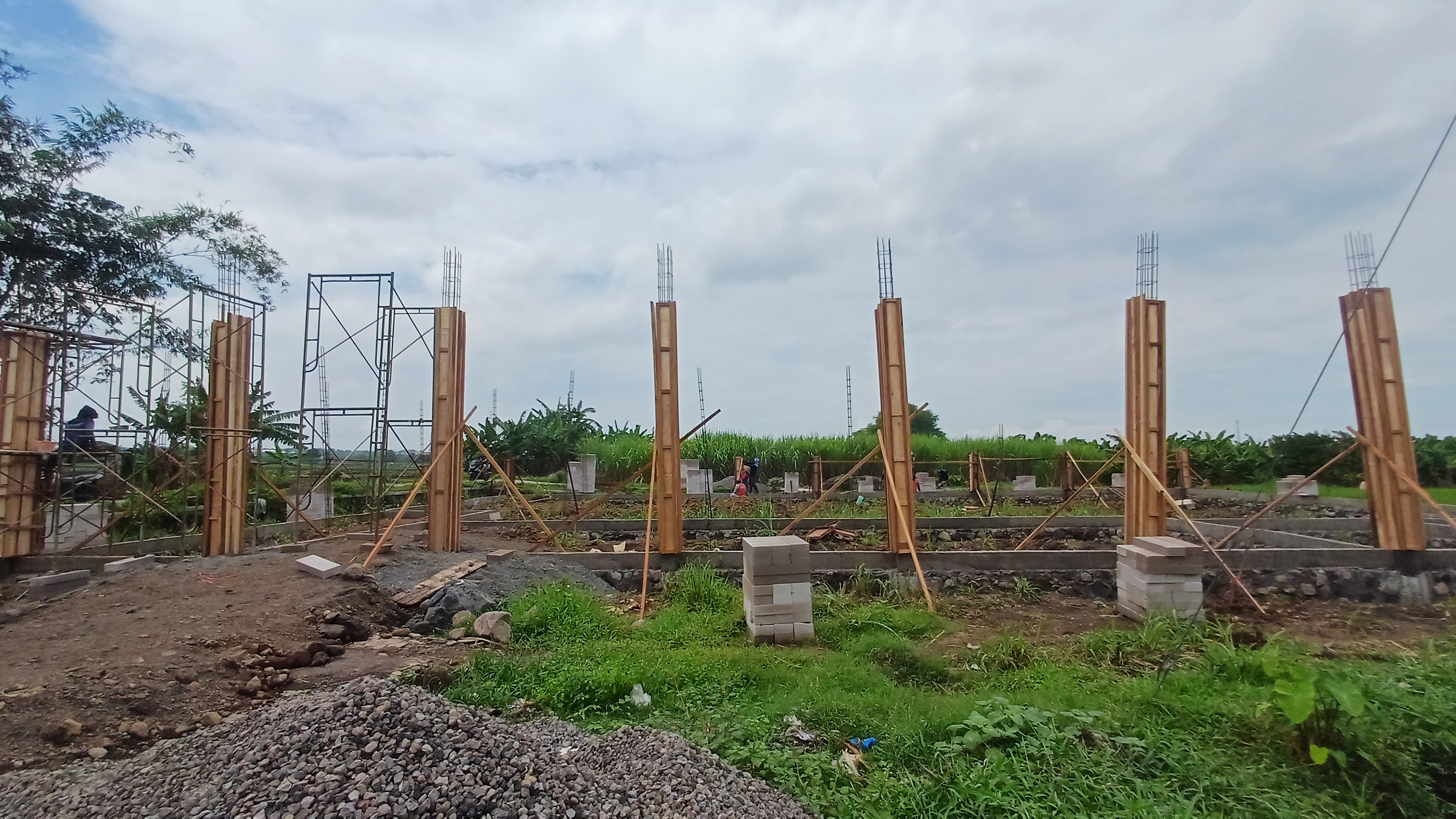 PROSES: Pembangunan Gedung Koperasi Desa Merah Putih yang ada di Dusun Lamongan, Desa Kalipuro, Kecamatan Pungging.